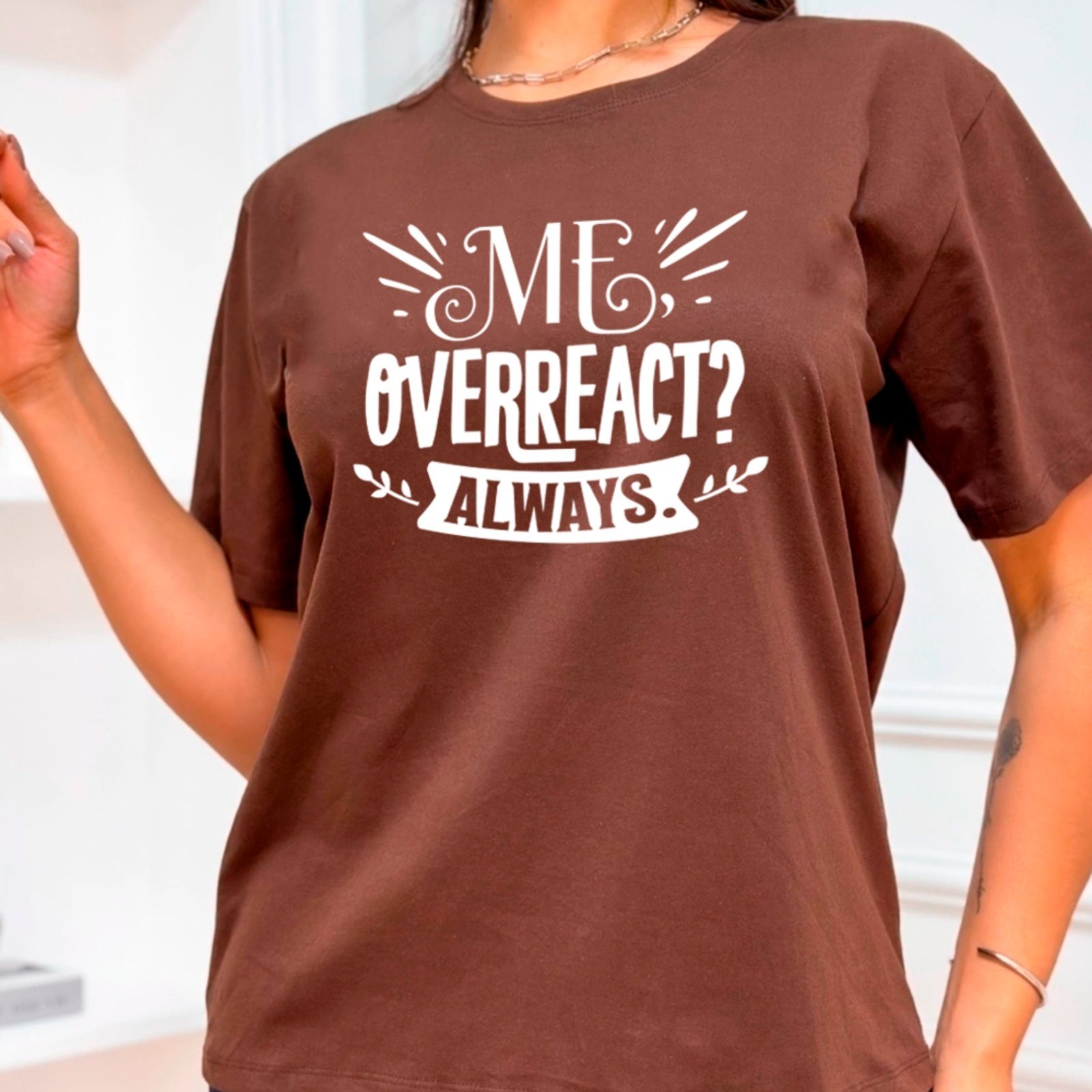 Vista 2 Camiseta Ousy Oversized Me Overreact Always Humor Unissex preto ousy preto