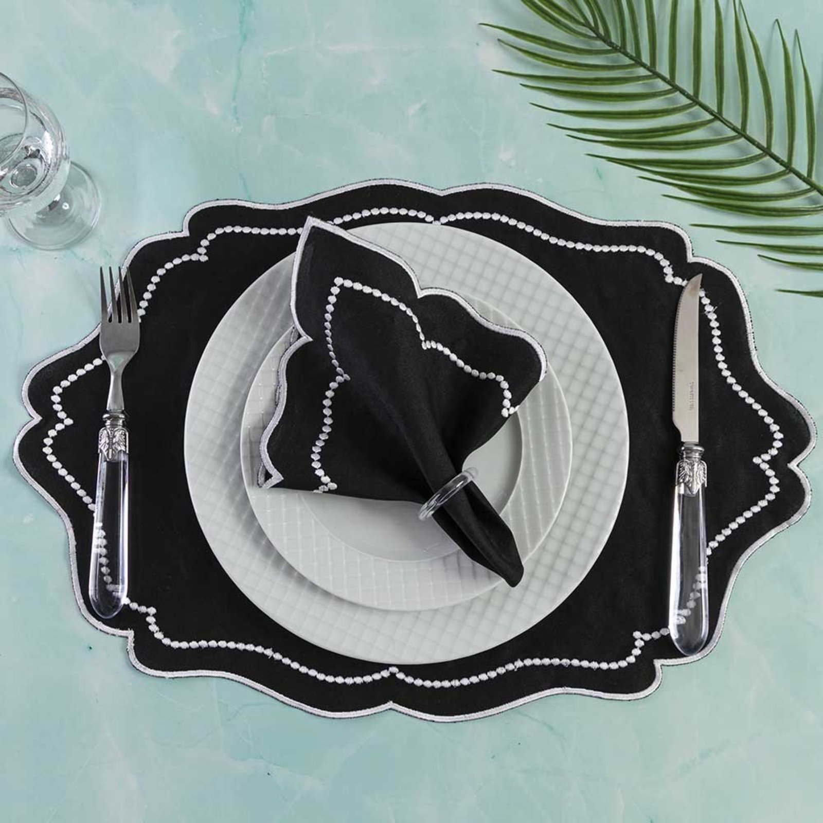 Kit 6 Jogos Americanos Retangular com Guardanapos Bordado Branco - Realeza Preto
