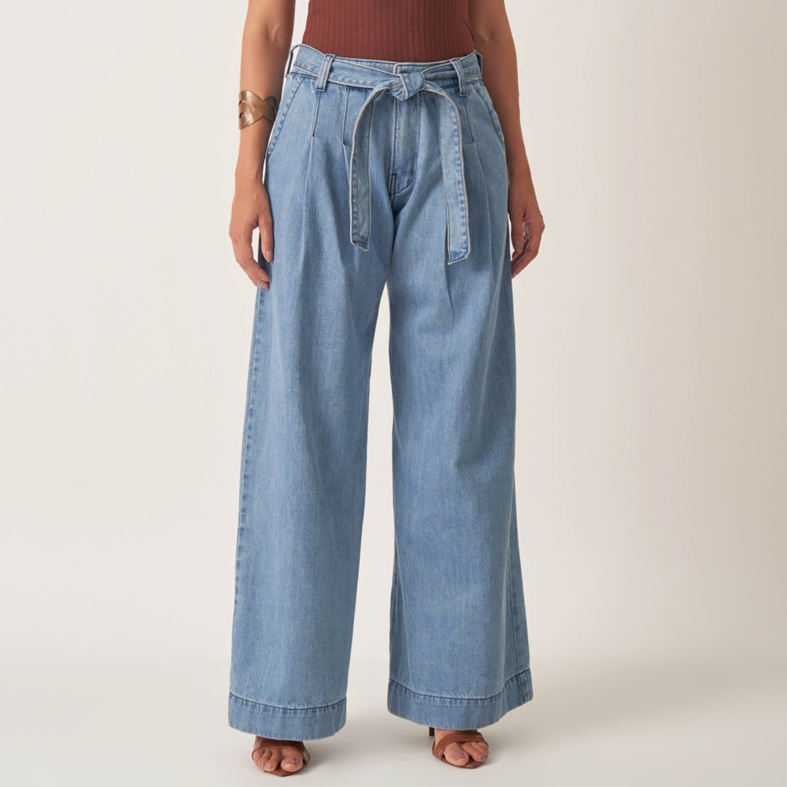 Calça Jeans Wide Cintura Alta Elástico Atrás E Pregas