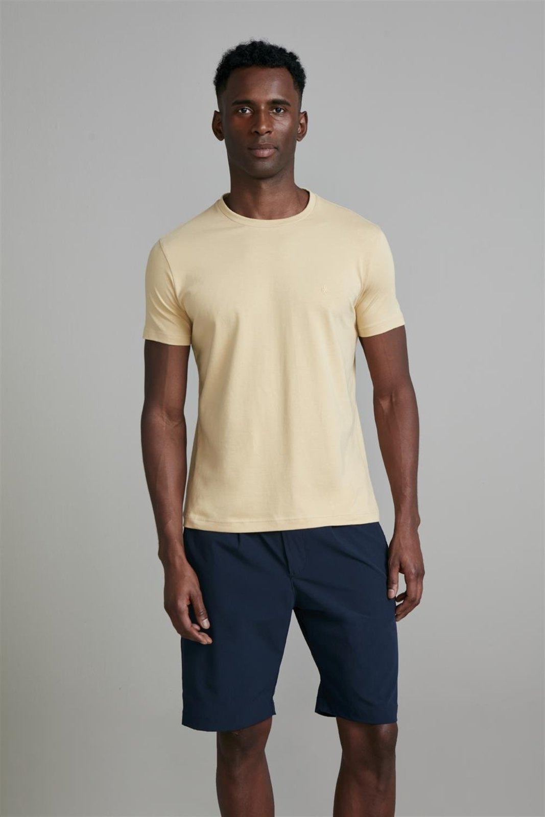 HIGHSTIL Camiseta Manga Curta Malha Básica Slim Fit – Amarelo Banana