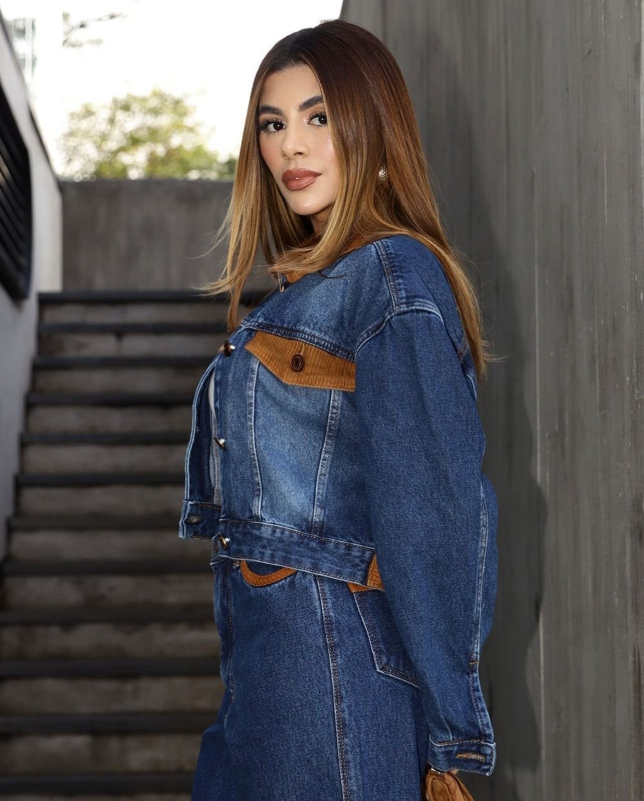 Jaqueta Jeans Oversized Feminina Cropped com Detalhes em Cotelê 25560 Stone Escuro Consciência
