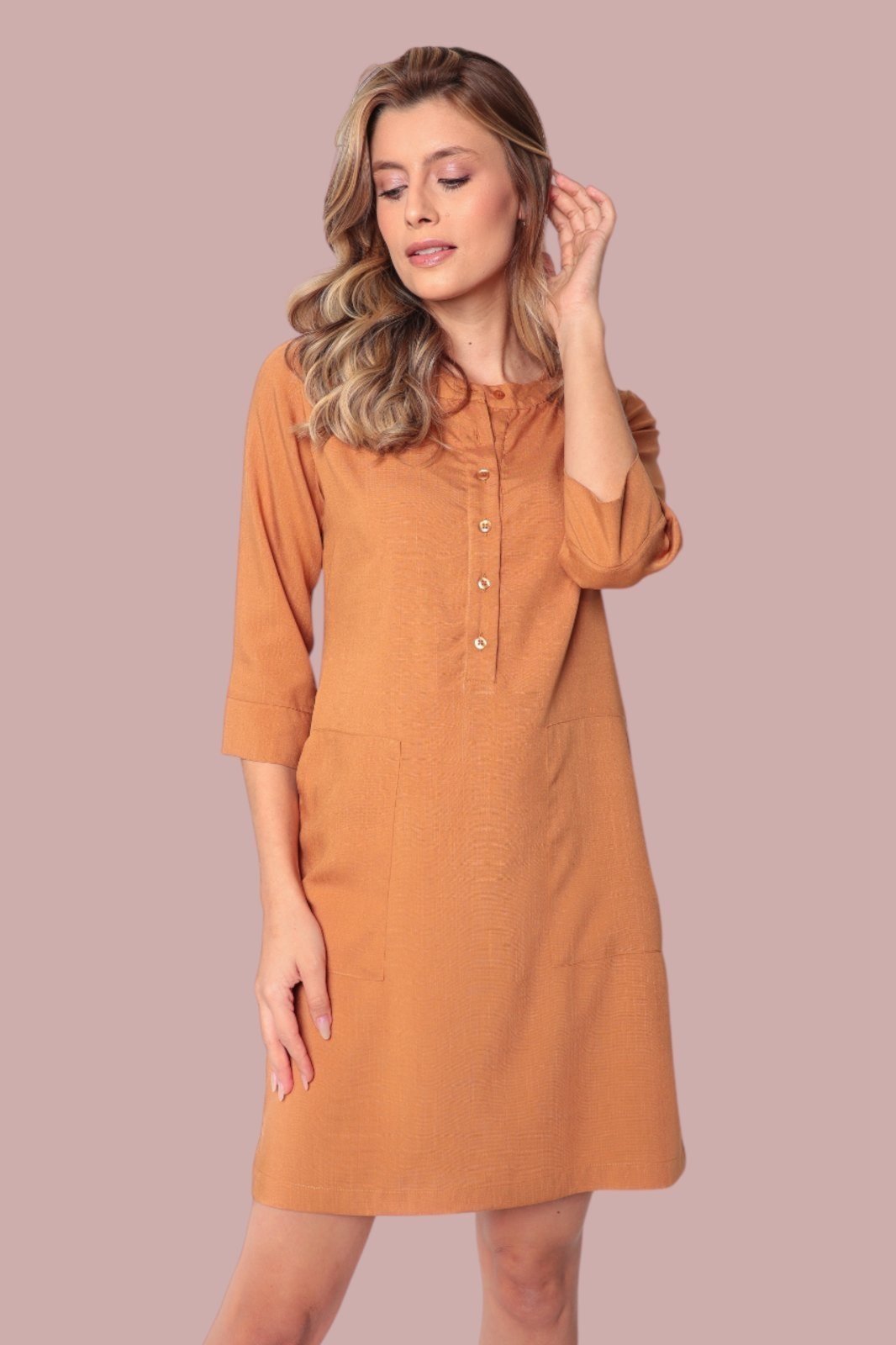 Vestido Chemise fechada Ícone Fashion manga 3/4 amêndoa