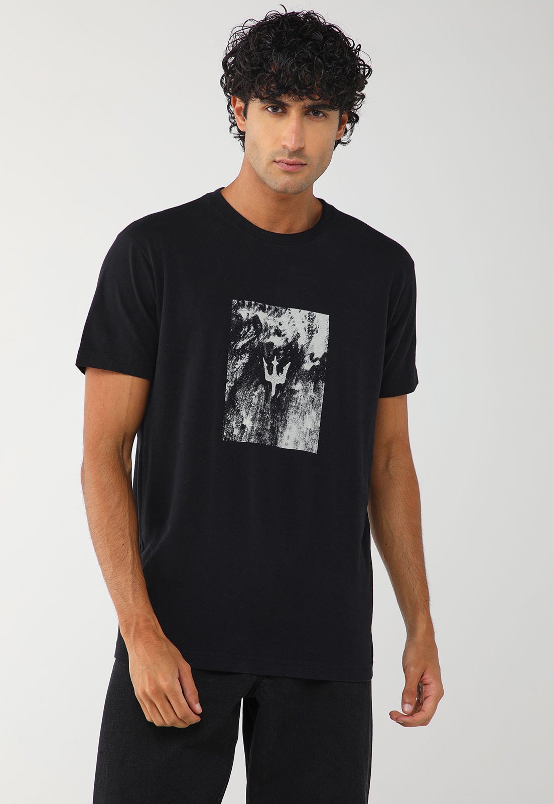 Vista 2 Camiseta Masculina Osklen Vintage Tridente Areia Preta preto Osklen preto