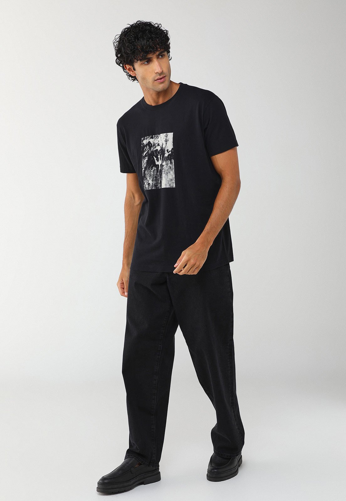 Vista 3 Camiseta Masculina Osklen Vintage Tridente Areia Preta preto Osklen preto