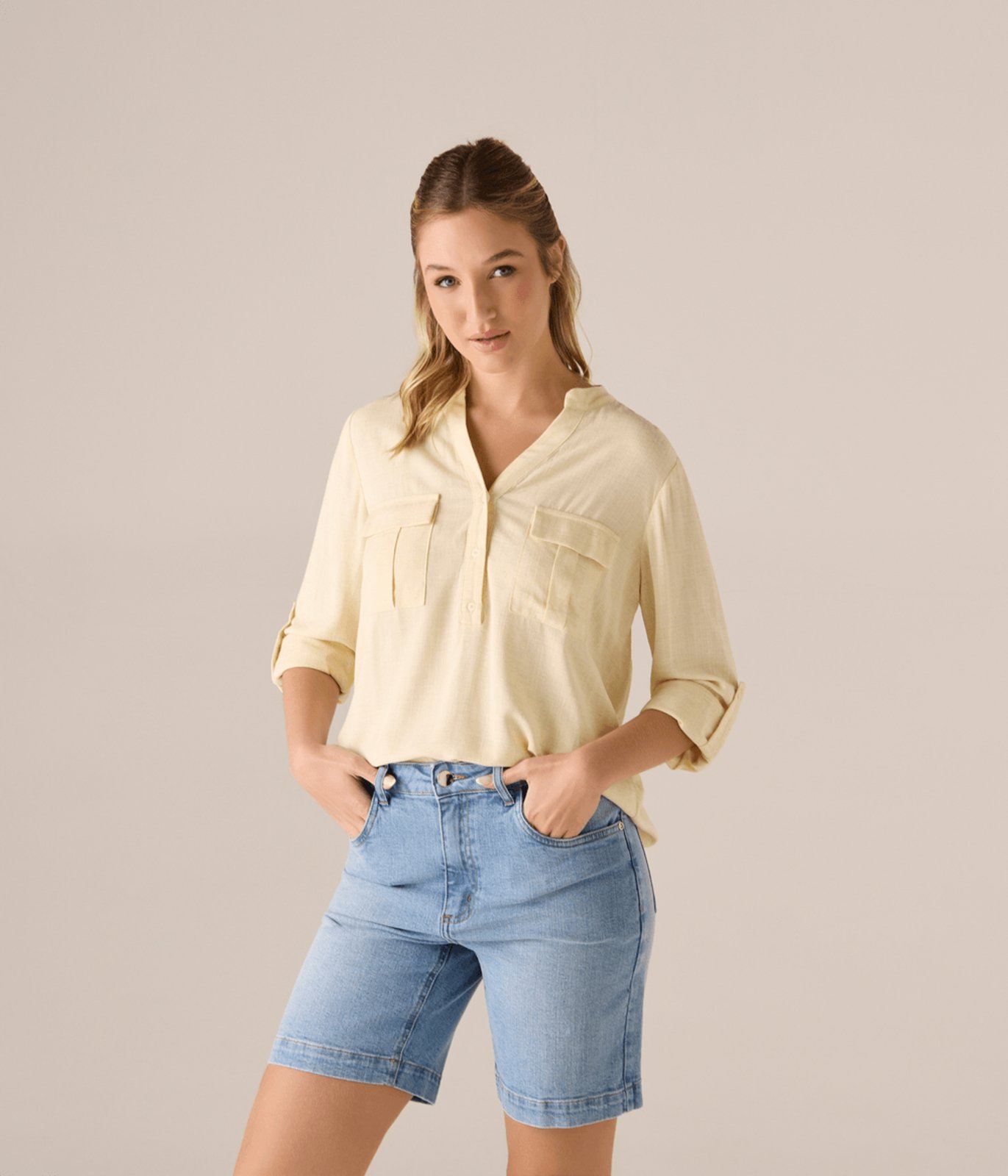 Blusa Makenji Com Martingale Bolsos Com Lapela Feminina Amarelo Claro