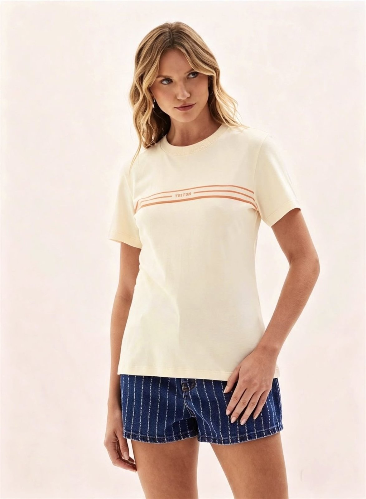 Camiseta Feminina com Estampa Frontal Triton Bege Praia