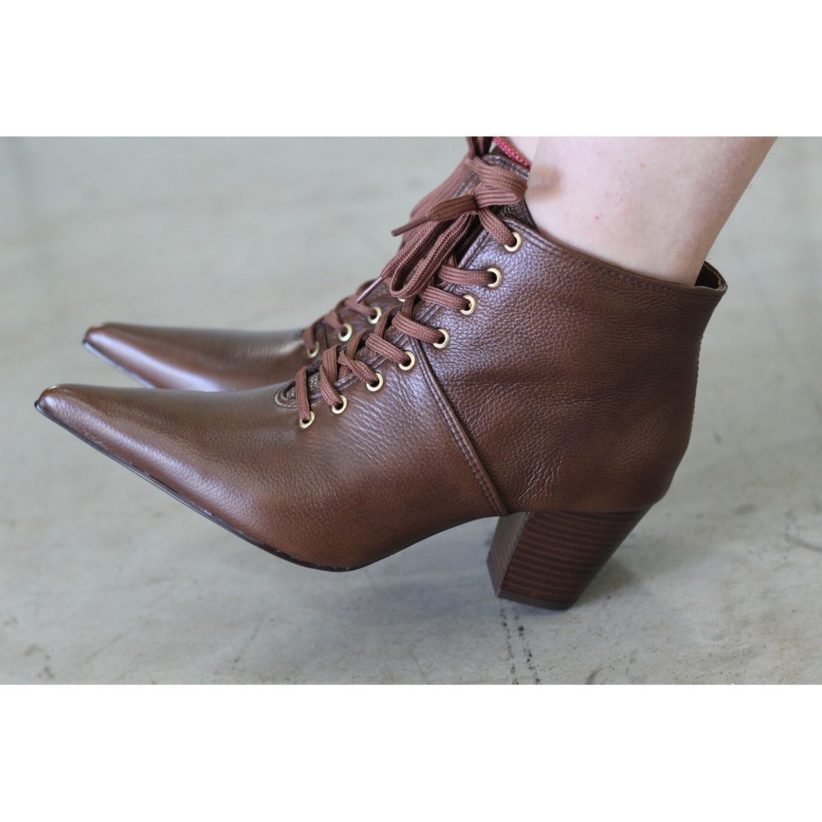 Vista 3 Bota Feminina com Cadarço Bico Fino Cano Curto Couro Salto 6 cm Camel Spinelli caramelo Spinelli caramelo