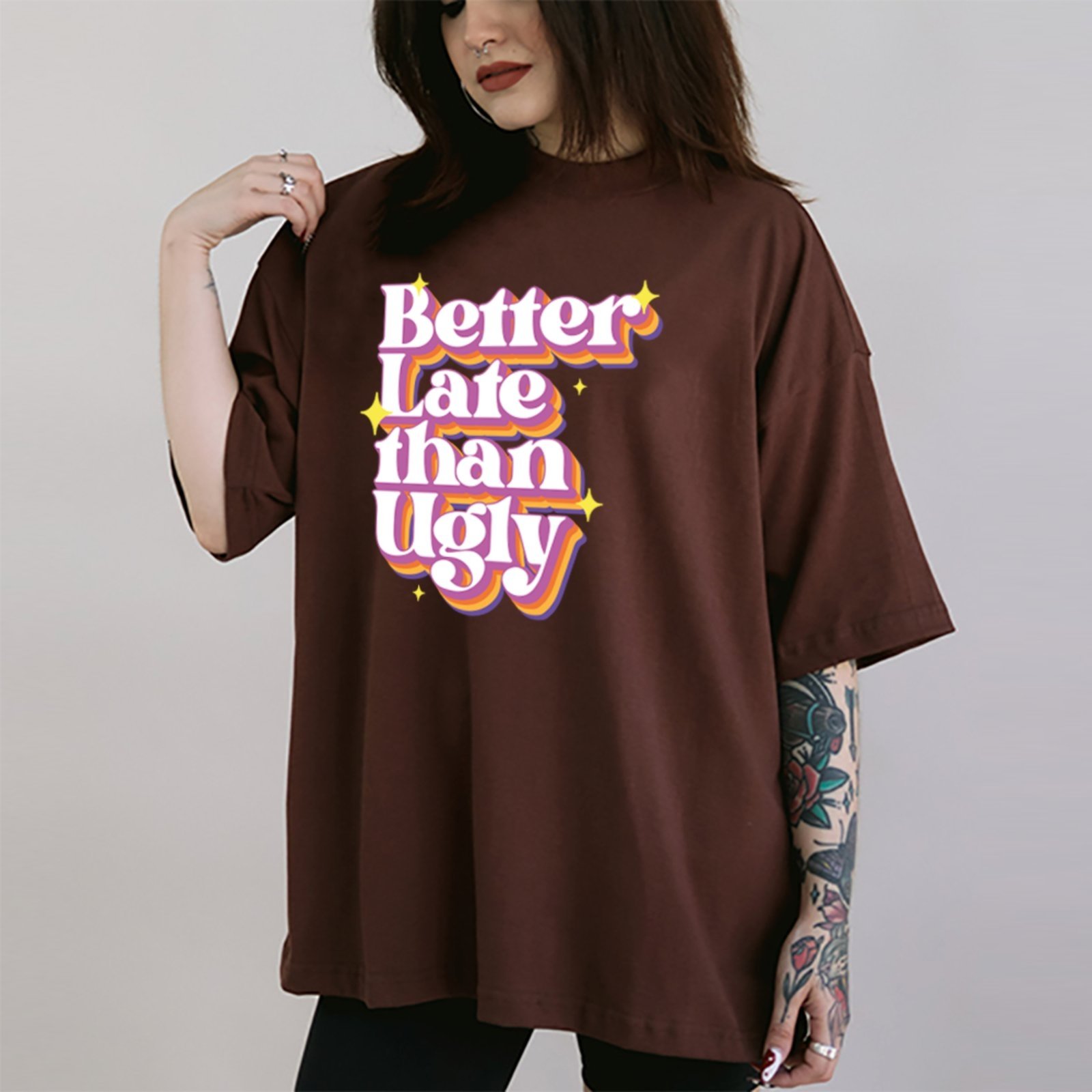 Camiseta Ousy Better Late Than Ugly Oversized Unissex Marrom