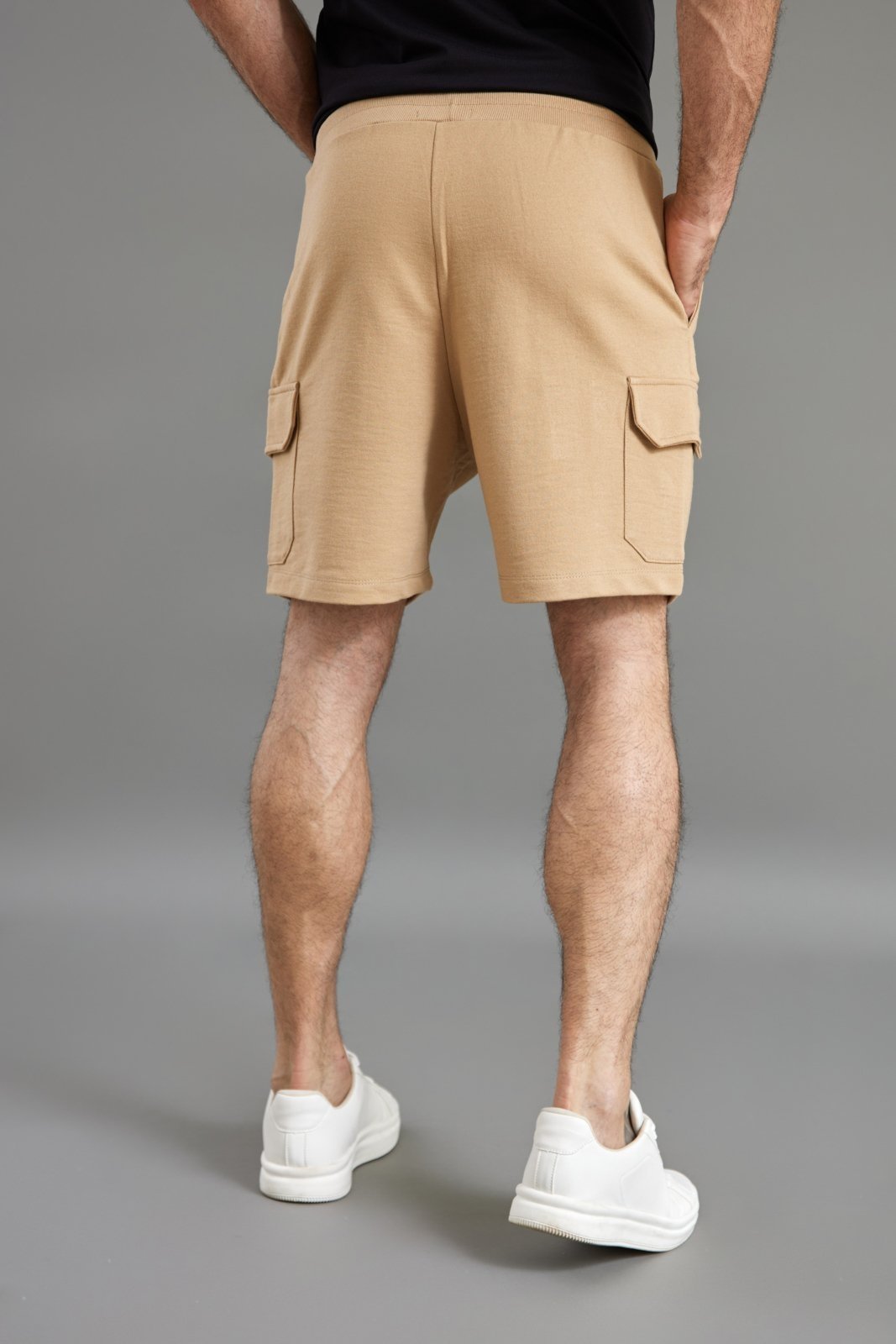 Vista 3 Bermuda Moletom Masculina em Poliéster Bolso Cargo e Cordão Dialogo Jeans amarelo/bege/bronze/caramelo/cobre/cáqui Dialogo Jeans amarelo/bege/bronze/caramelo/cobre/cáqui