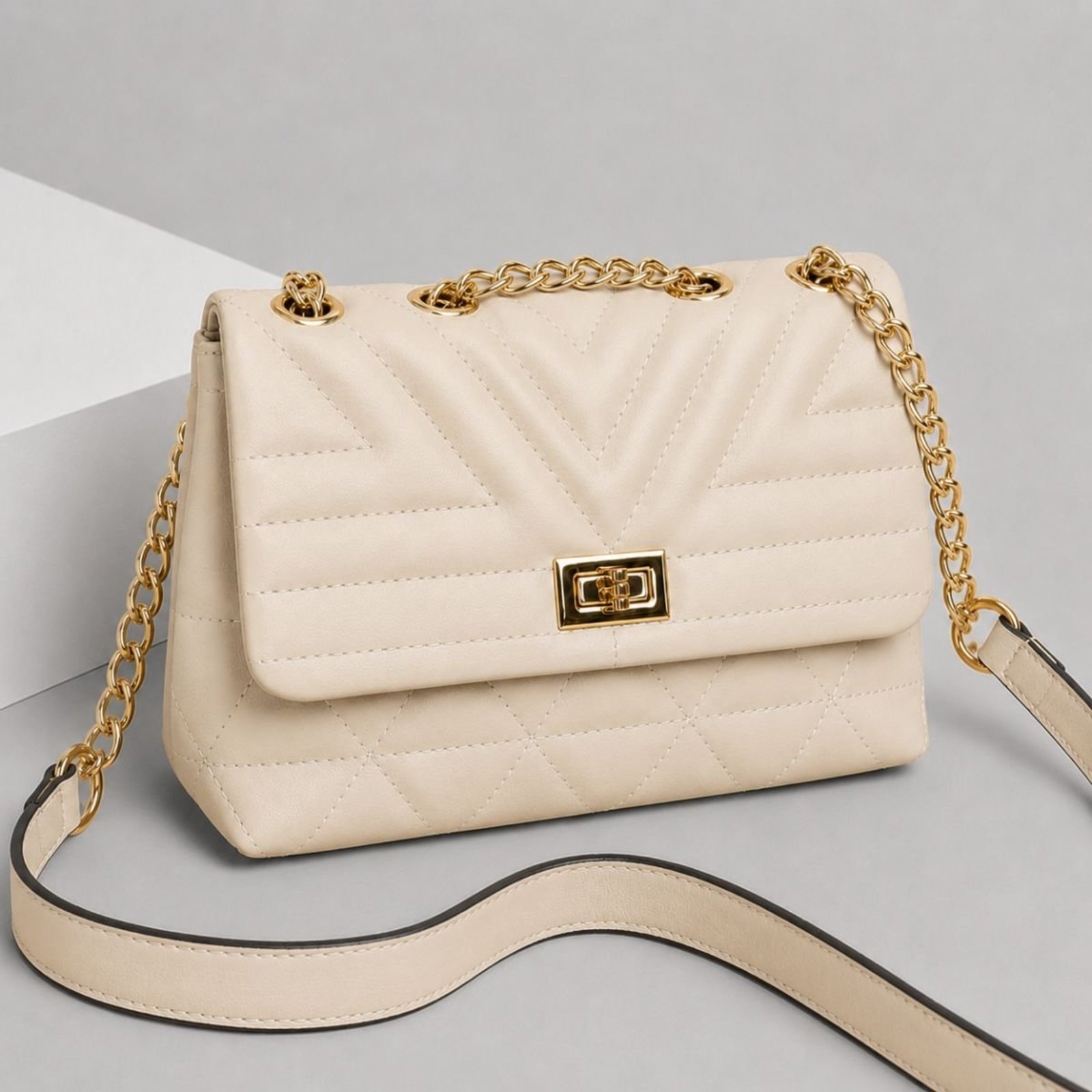 Bolsa Feminina Bordada Transversal Matelassê com Alça De Corrente Bege
