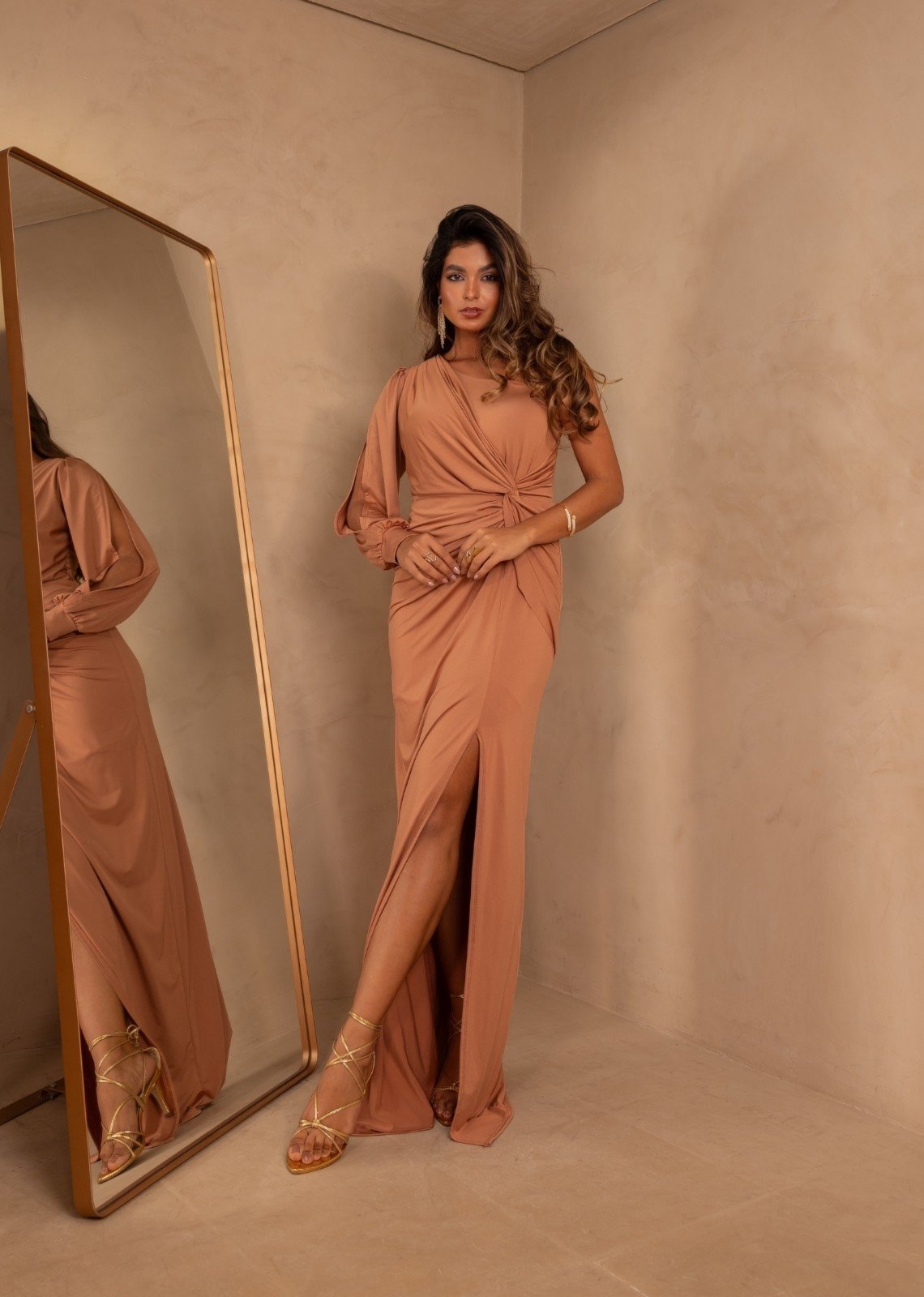 Vestido Longo Fluity uma Manga SAMENA Cia Do Vestido Marrom Mocha Mousse