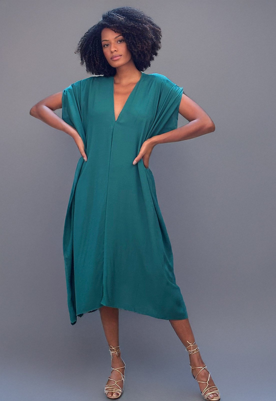 Vista 2 Vestido Amazonia Vital Kaftan Detalhes nas Costas Musgo Amazonia Vital verde
