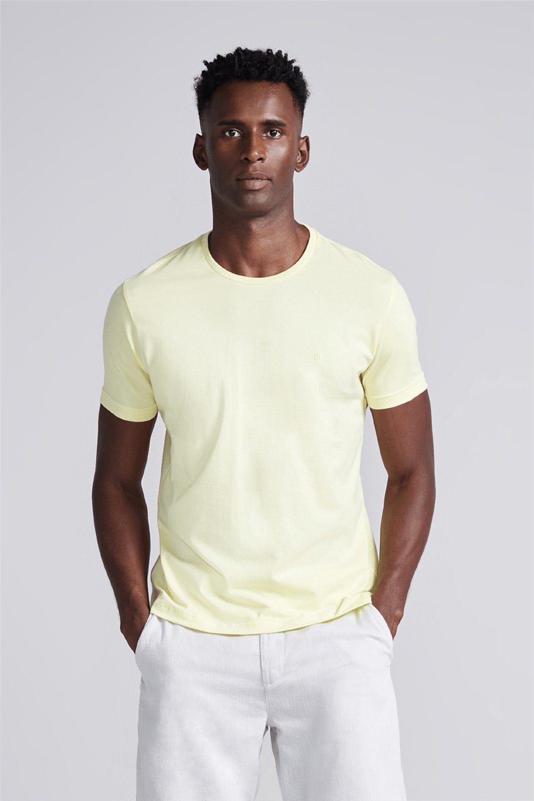 HIGHSTIL Camiseta Manga Curta Malha Básica Slim Fit - Amarelo Manteiga