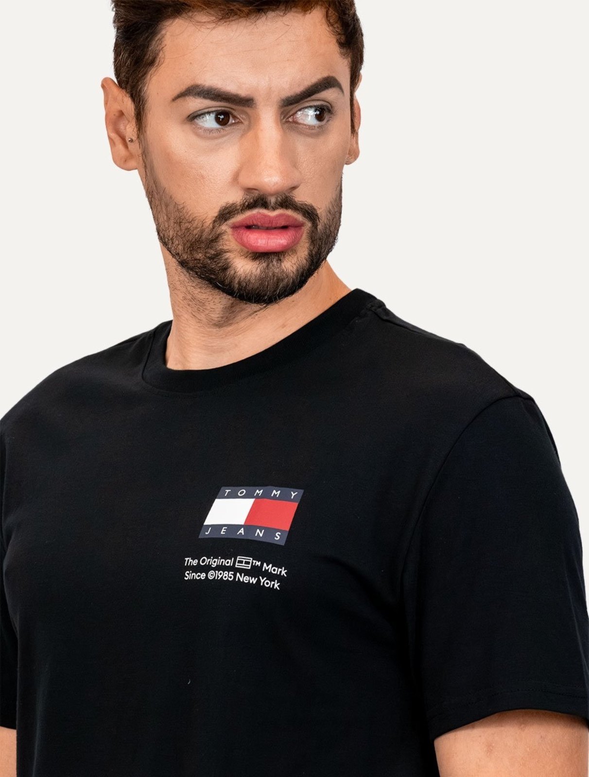 Vista 3 Camiseta Tommy Jeans Masculina Regular Essential Flag Text Preta preto Tommy Jeans preto