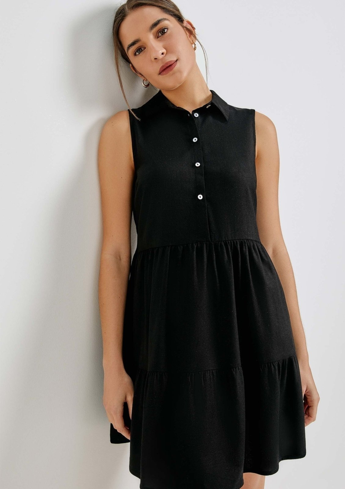 Vista 2 Vestido Curto Evasê Com Botões E Recortes Hering preto Hering preto