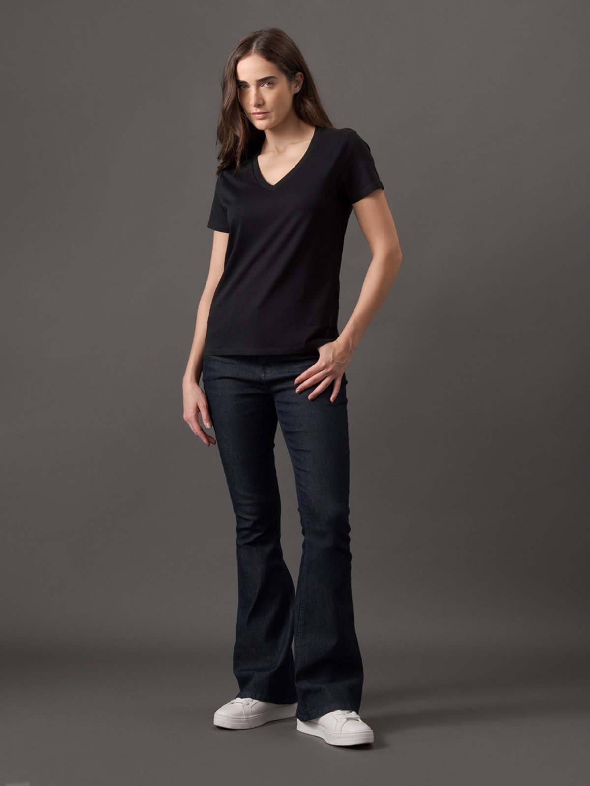 Vista 3 Camiseta Feminina Estampa Lateral Gola v Calvin Klein Jeans preto Calvin Klein Jeans preto