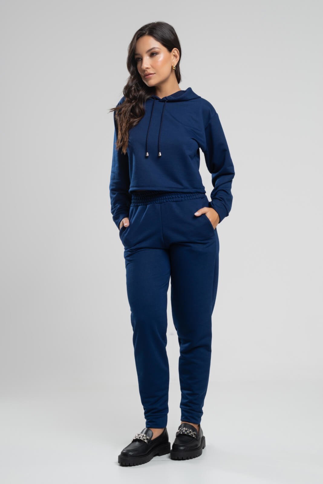 Conjunto Moletinho Feminino Calça Jogger e Casaco Cropped com Capuz Vicbela Azul Marinho