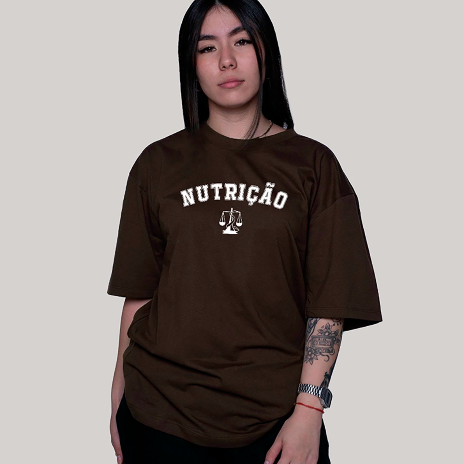 Vista 3 Camiseta Ousy Unissex Profissão Nutrição Arte Expressiva Equilíbrio Nutricional Oversized preto ousy preto