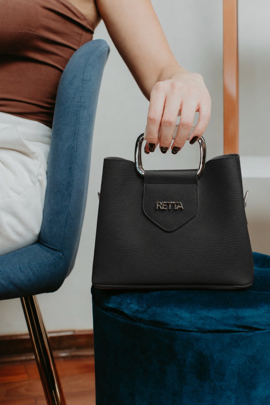 Bolsa Feminina Transversal De Mão Choe Retta Oficial Café