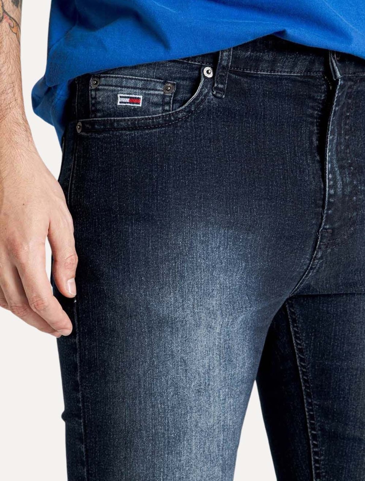 Vista 3 Calça Tommy Jeans Masculina Skinny Simon Flag Azul Escura jeans azul Tommy Jeans jeans azul