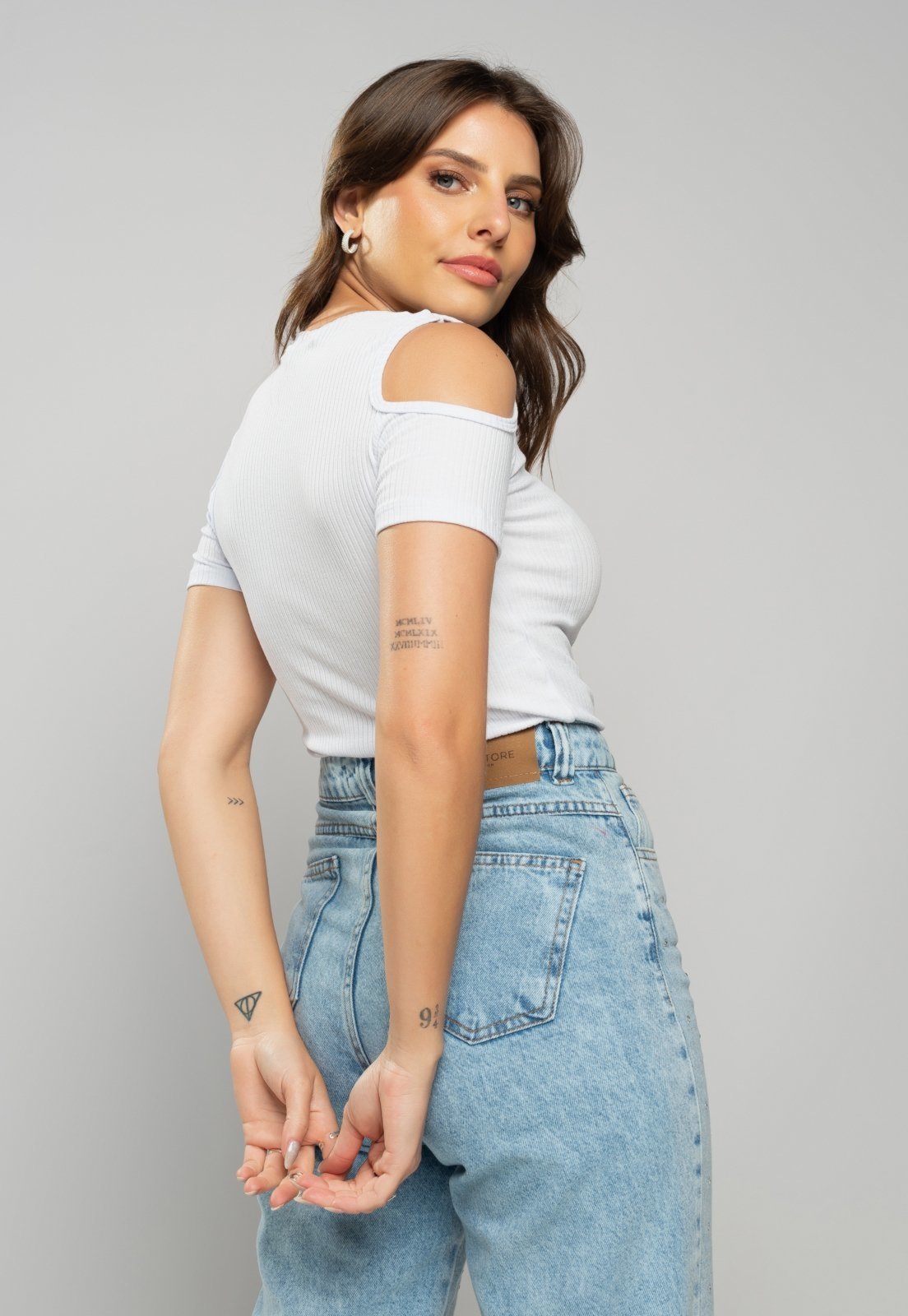 Vista 3 Blusa Salvatore Ombro Vazado Manga Curta Canelada Branca branco branco
