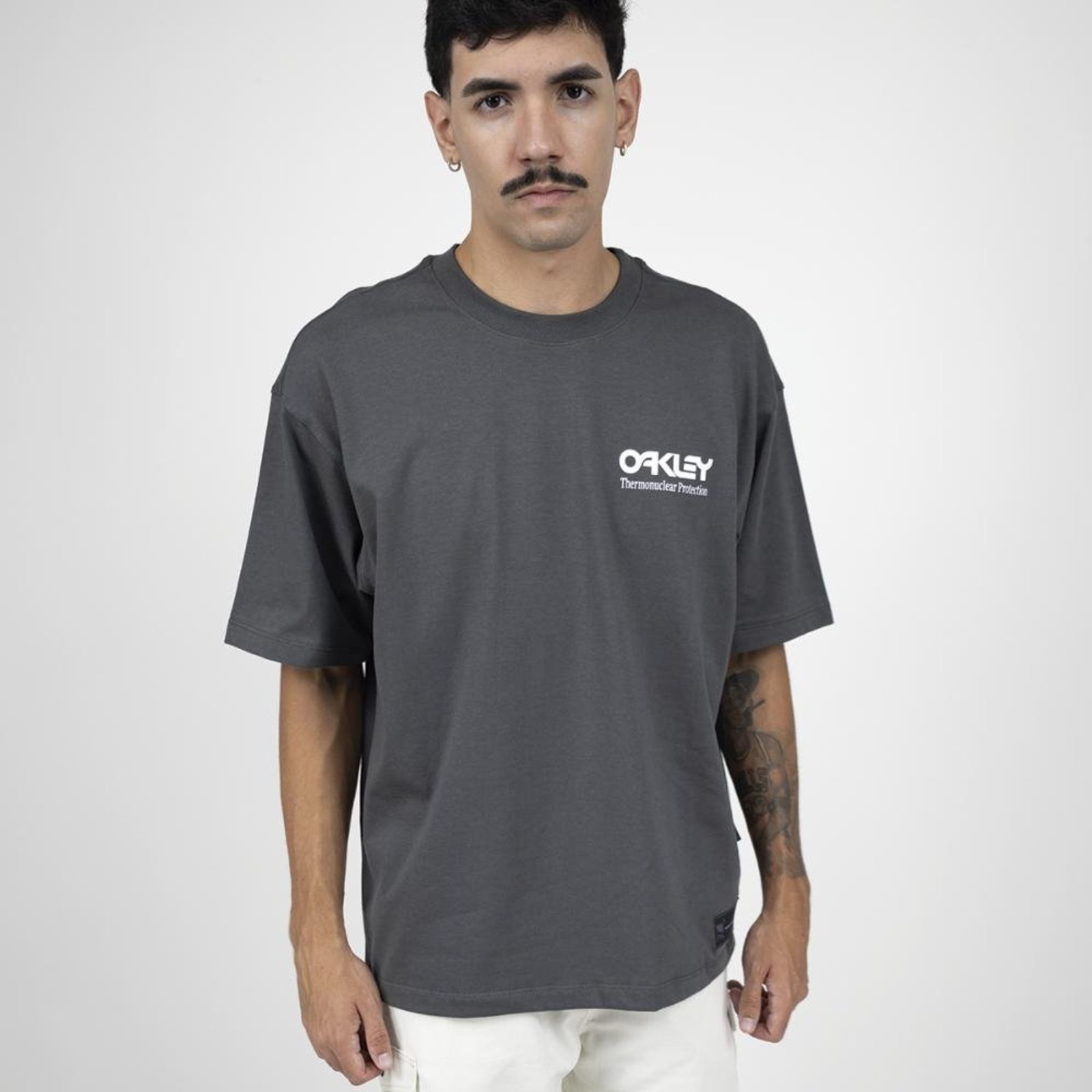 Camiseta Oakley Thermonuclear Logo SS Tee - Blackout - G Cinza