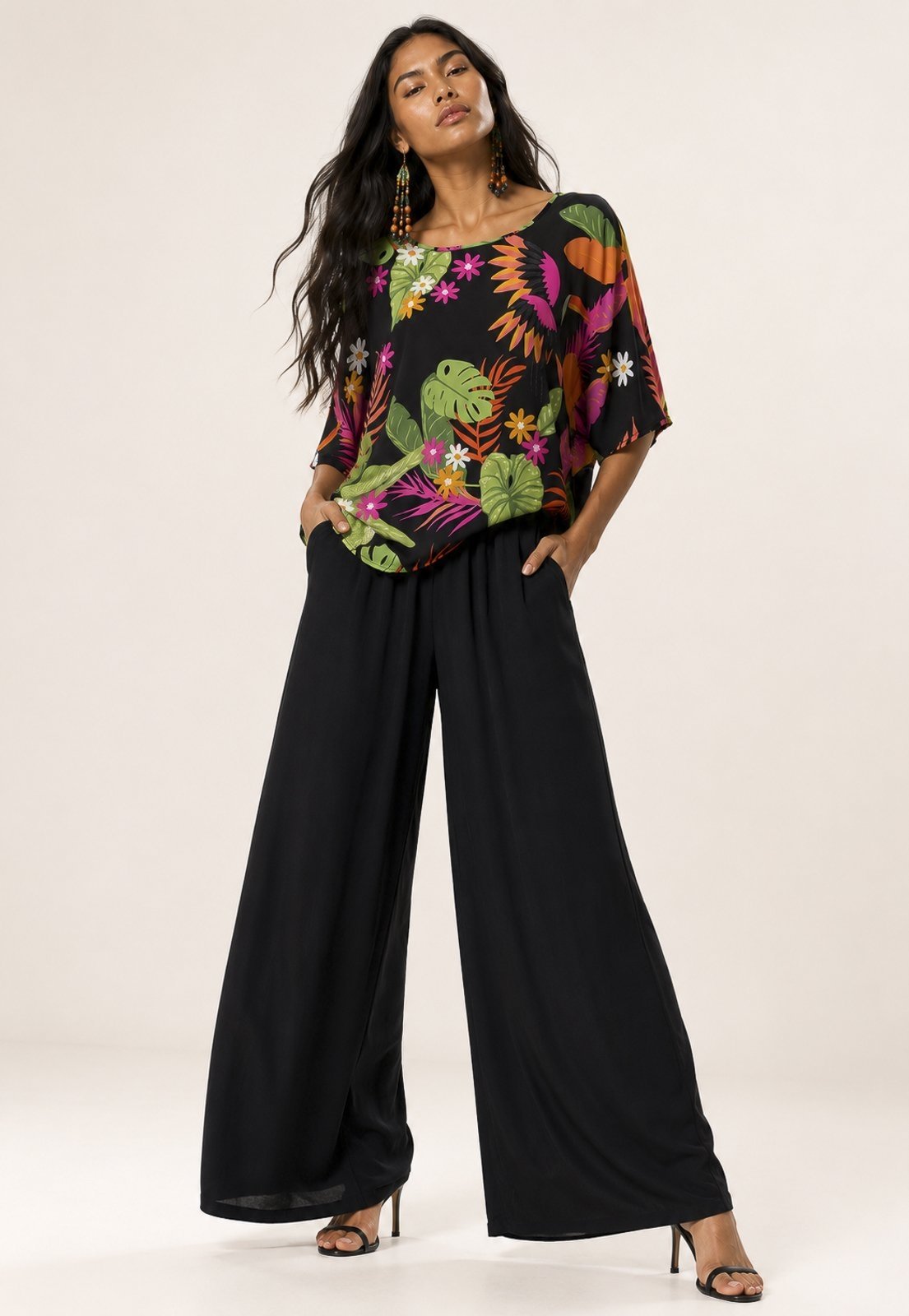 Conjunto Amazonia Vital Feminino Noite Botânica com Blusa Estampada e Calça Pantalona Preta
