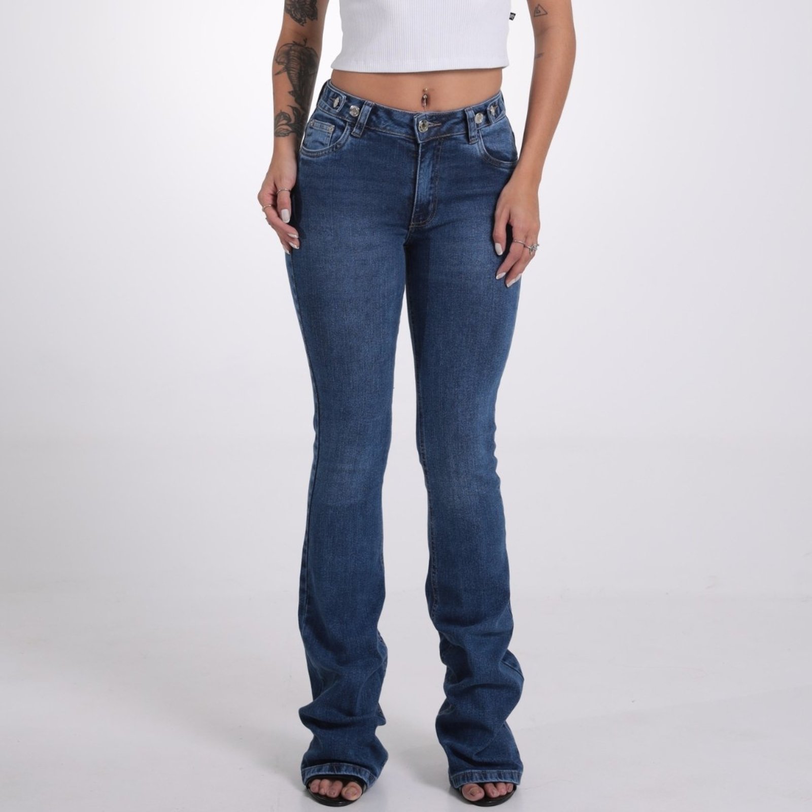 Calça Jeans Flare Com Ajustador Nos Cós Feminino Revanche Corneja