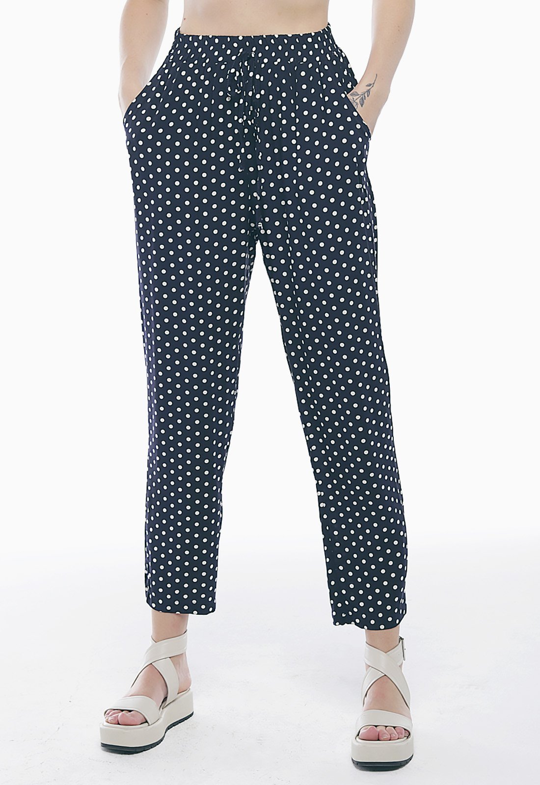 Calça de Poá Azul Marinho e Branca com Bolsos em Viscose Sob