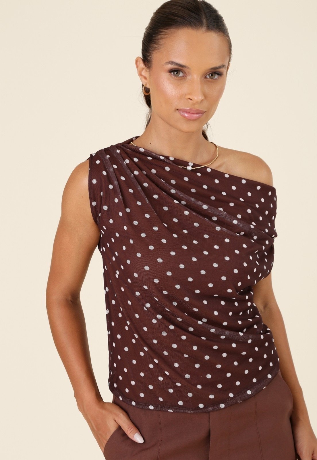 Vista 2 Blusa Pop Me Em Tule Poá Cocoa Gola Degagê marrom Pop Me marrom