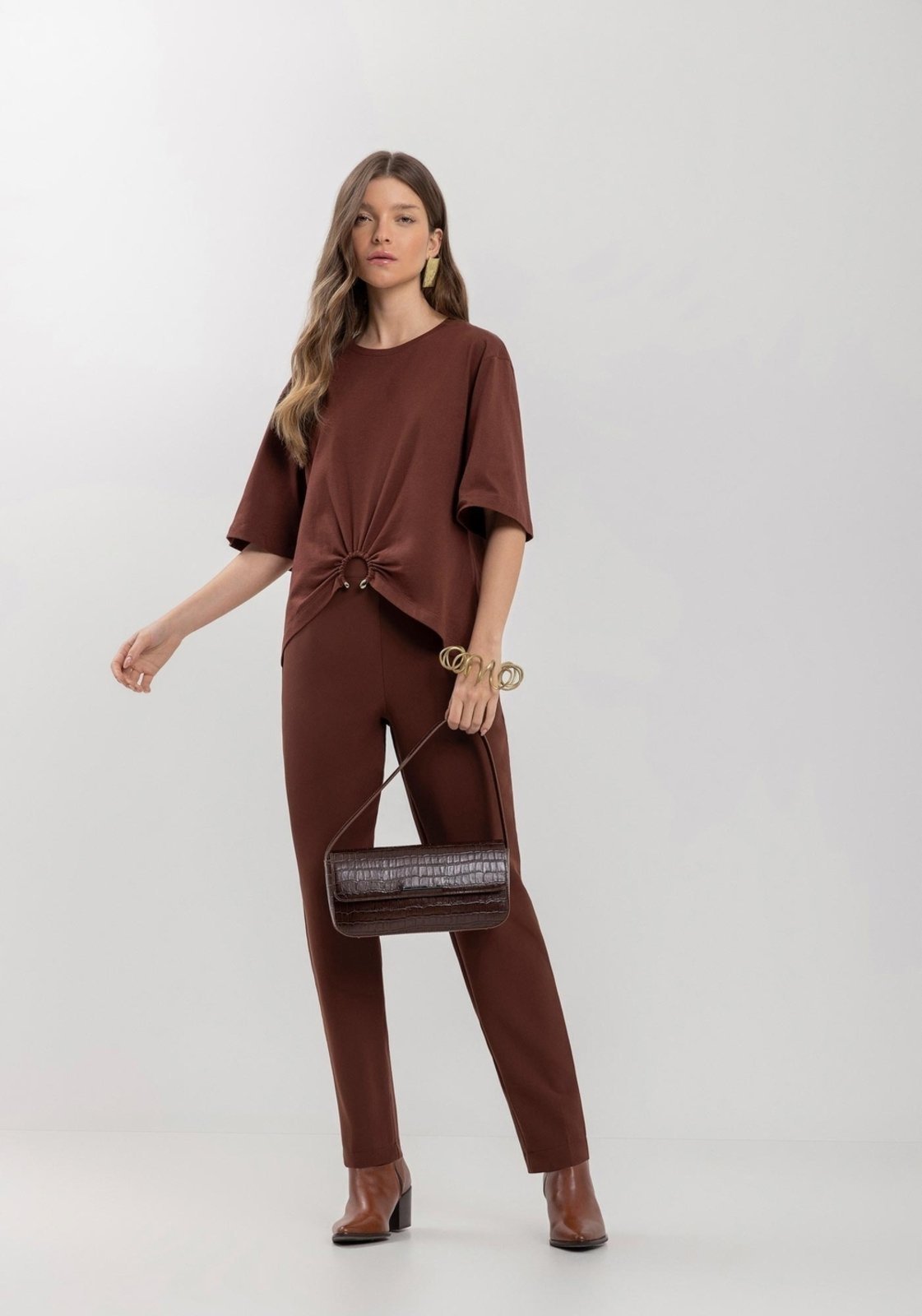 Calça Lez a Lez Carrot Em Alfaiataria Com Cintura Alta E Bolsos Calça Lez a Lez Carrot Em Alfaiataria Com Cintura Alta E Bolsos