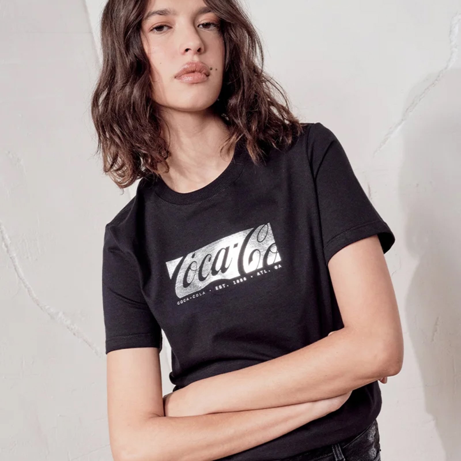 Camiseta Feminina Comfort Silver Ice Cold Coca-Cola Jeans Preto Deep