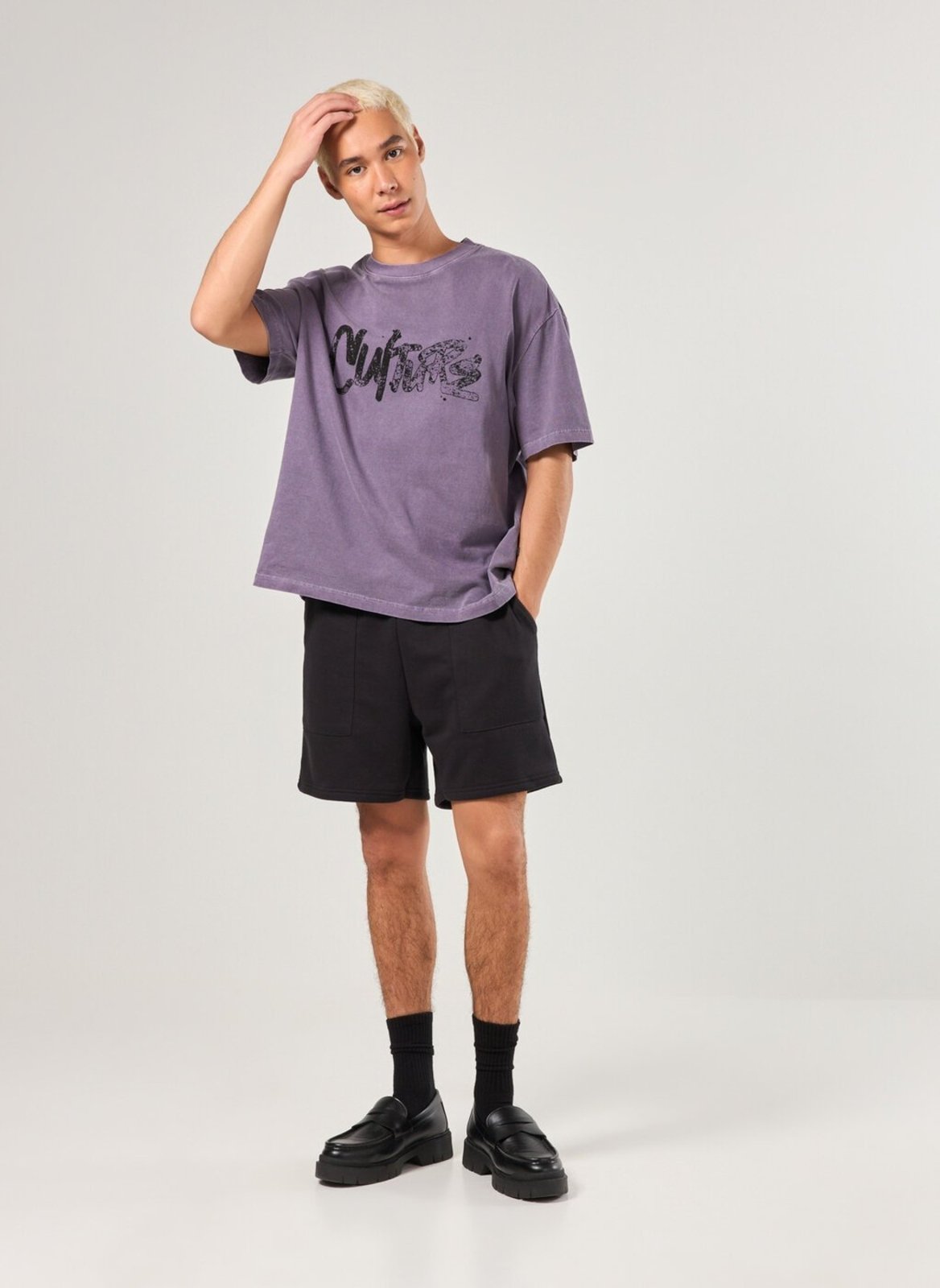 Bermuda Moletinho Preta Costuras Marcantes