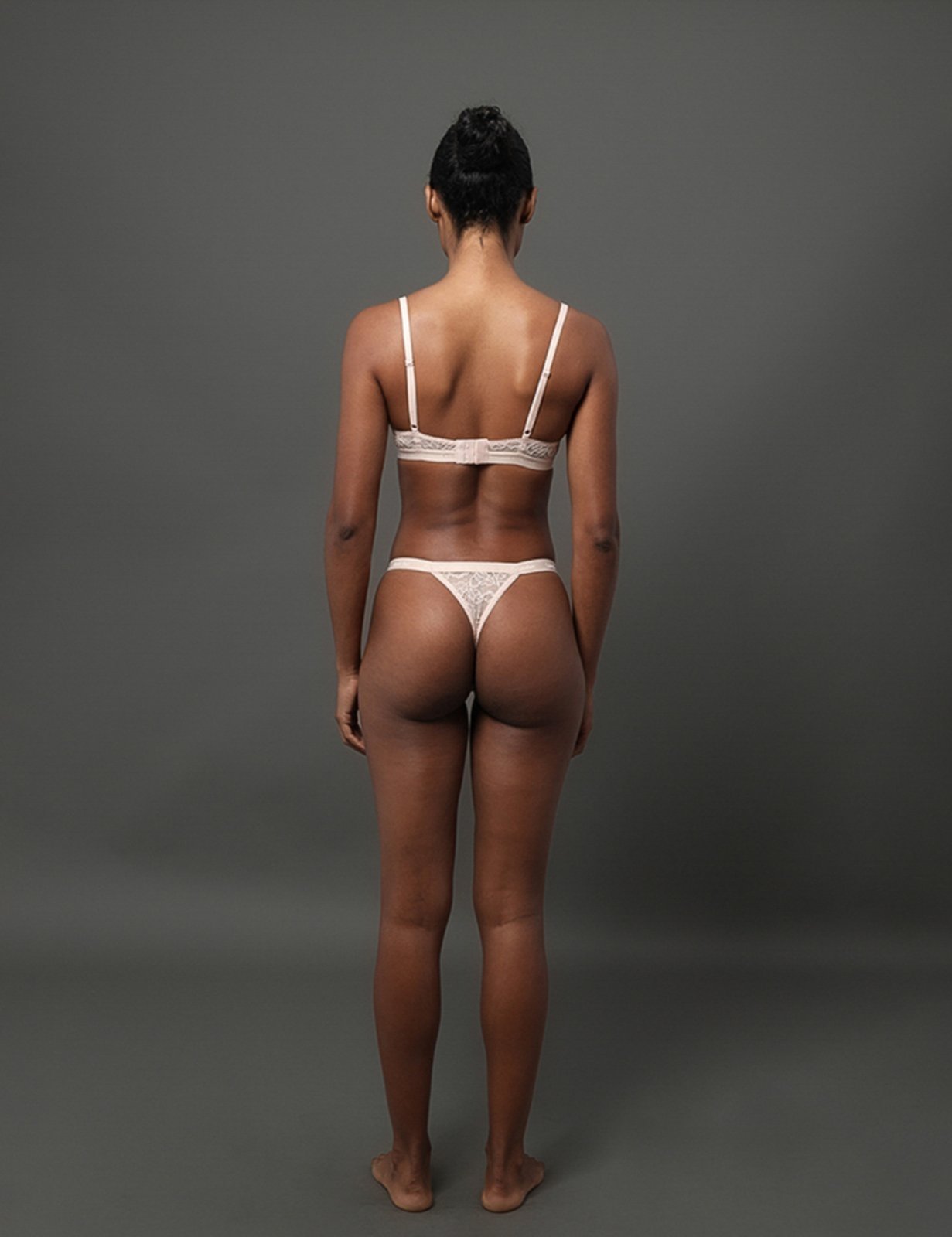 Vista 3 Calcinha Fio Dental String Soft Lace Calvin Klein Underwear - Pessego Calvin Klein Jeans nude Calvin Klein Jeans nude
