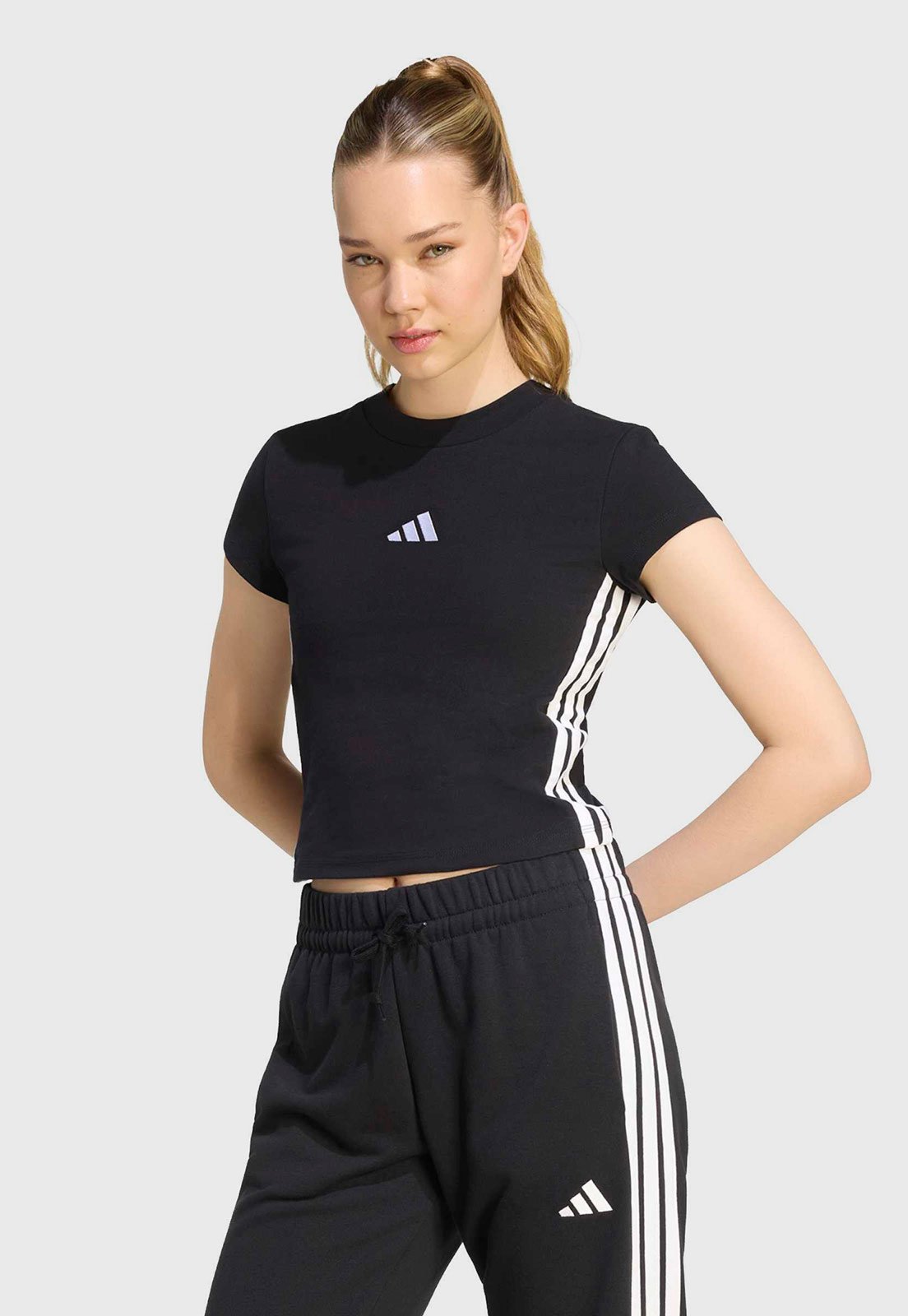 Camiseta Feminina adidas Sportswear Essentials Cropped Preta