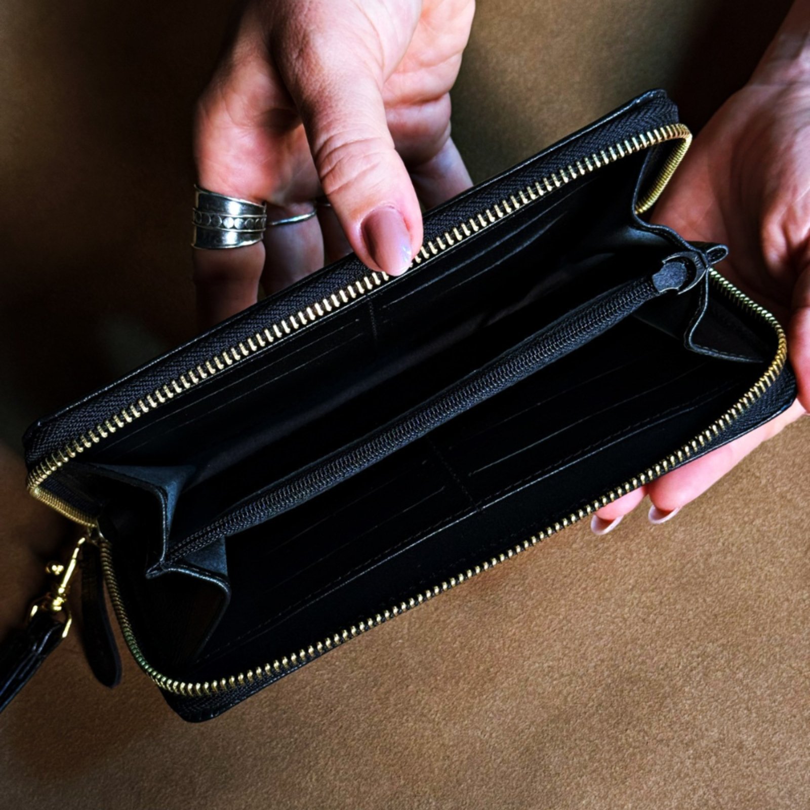 Vista 3 Carteira ou bolsa de mão feminina em couro na cor preta USEPELLE preto