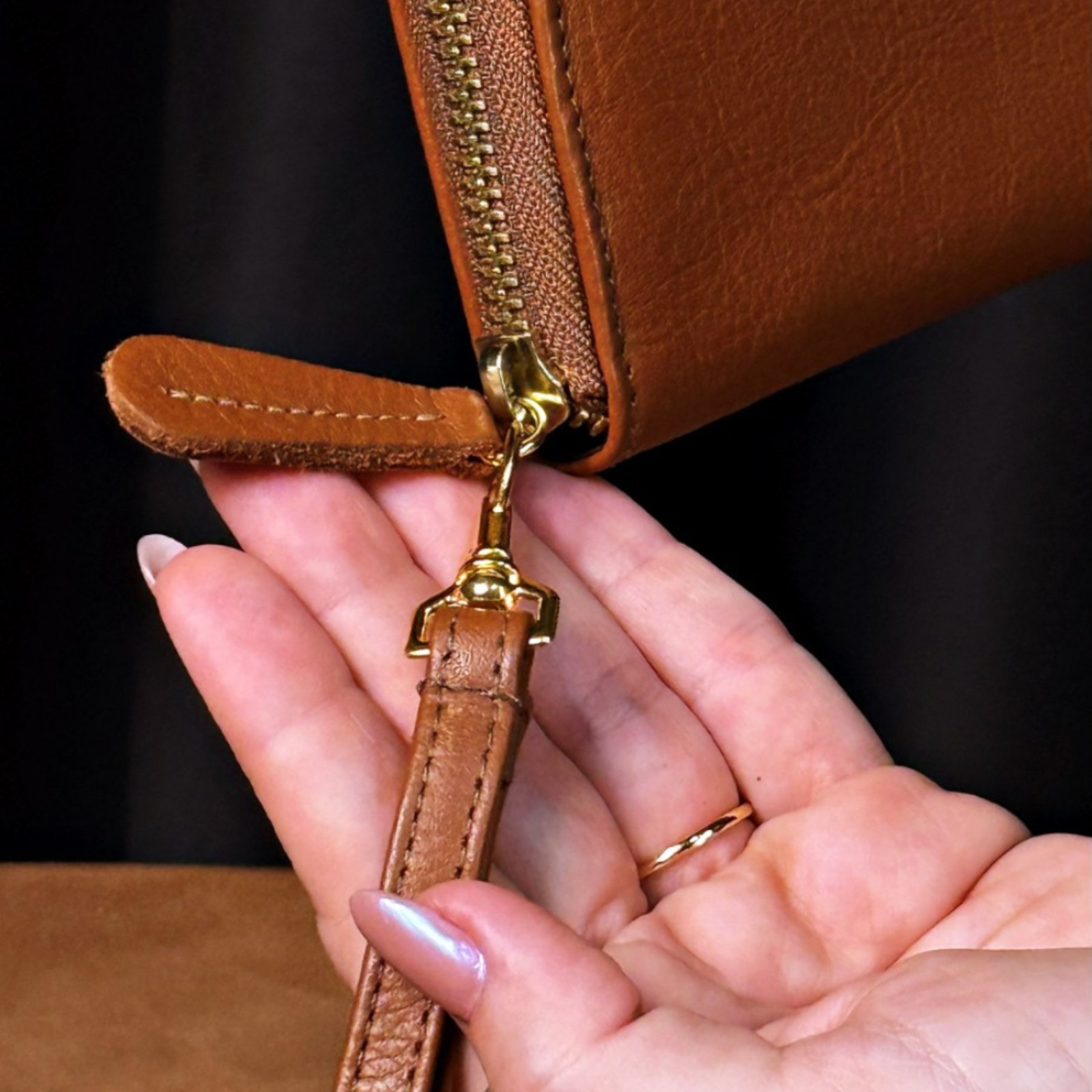 Vista 3 Carteira e bolsa de mão feminina em couro na cor USEPELLE caramelo