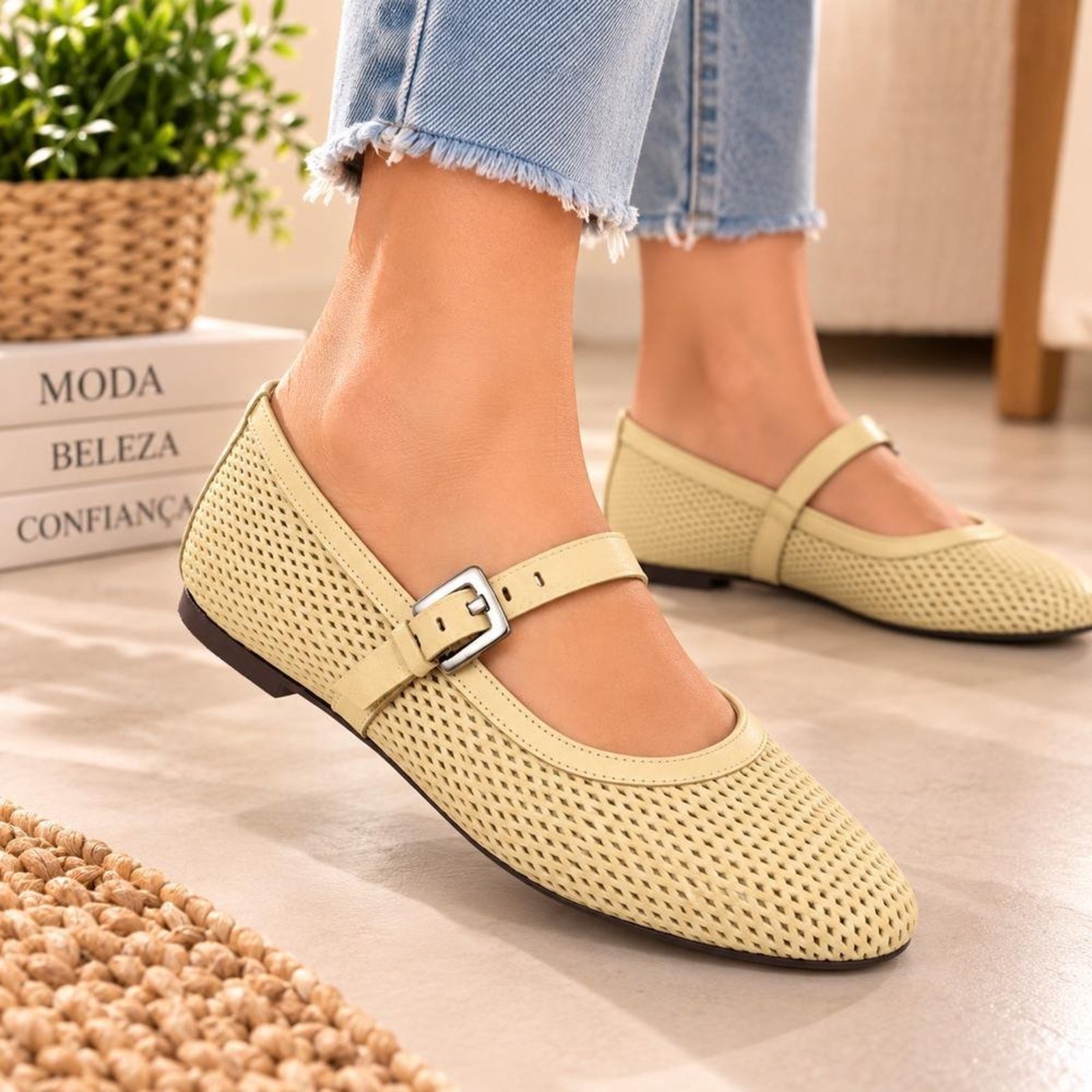Sapatilha Feminina Elegante Confortável Em Couro Leve com Fivela e Design Sofisticado Solado Flexível Maria Paula Vanilla