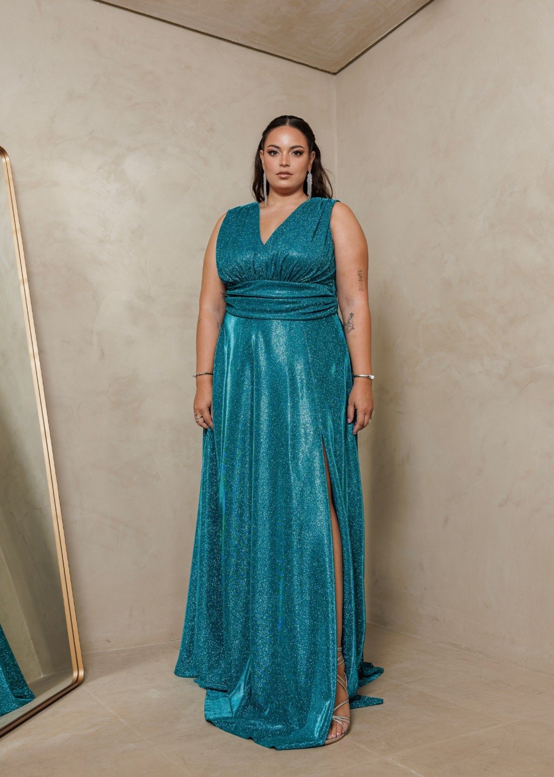 Vestido Longo de Festa Plus Size Decote em V Com Brillho com Fenda Amynalia Azul Turquesa