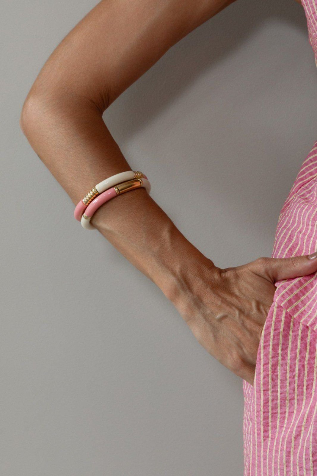 Infantil - Pulseira Articulada em Fio e Resina Marfim e Rosa Semijoia Ania Store