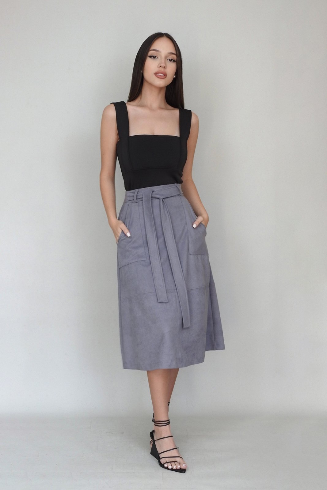 Saia Midi Viena Suede Evasê Lisa Conigli Cinza