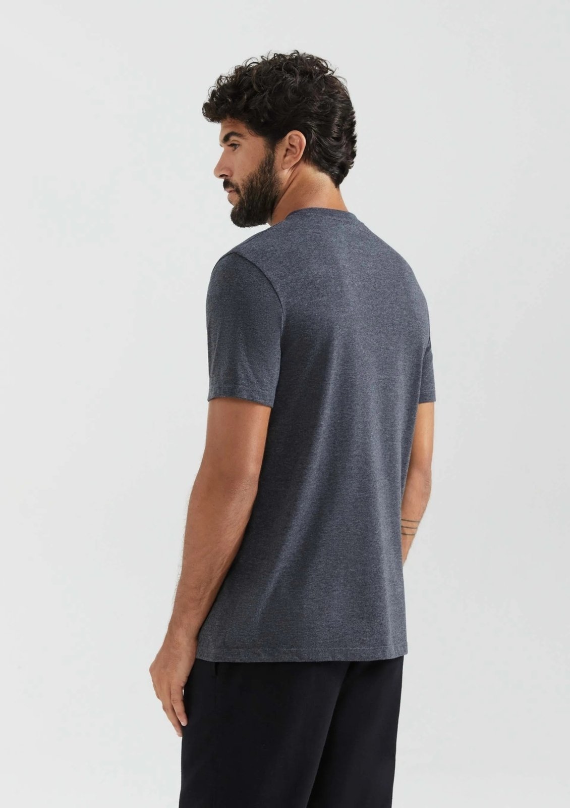 Vista 3 Kit 3 Camisetas Masculinas Básicas Gola V Hering cinza Hering cinza