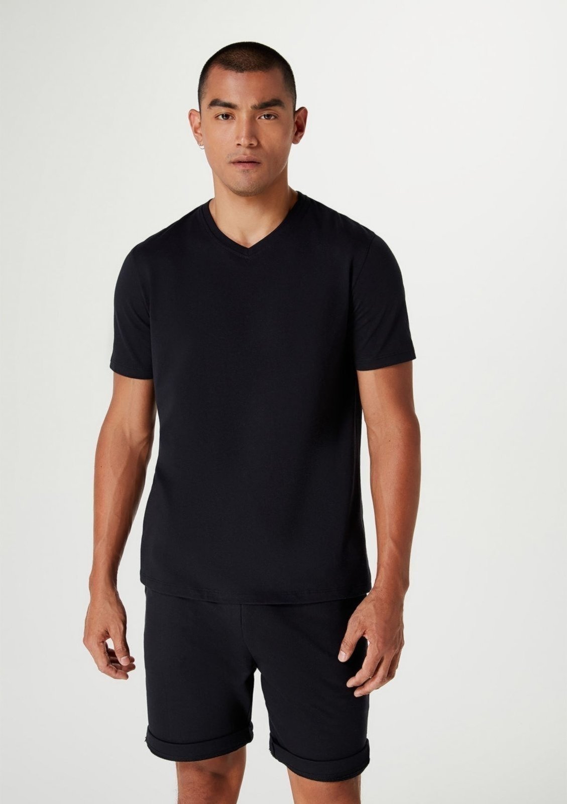 Camiseta Hering Básica Manga Curta Com Decote V World Preto