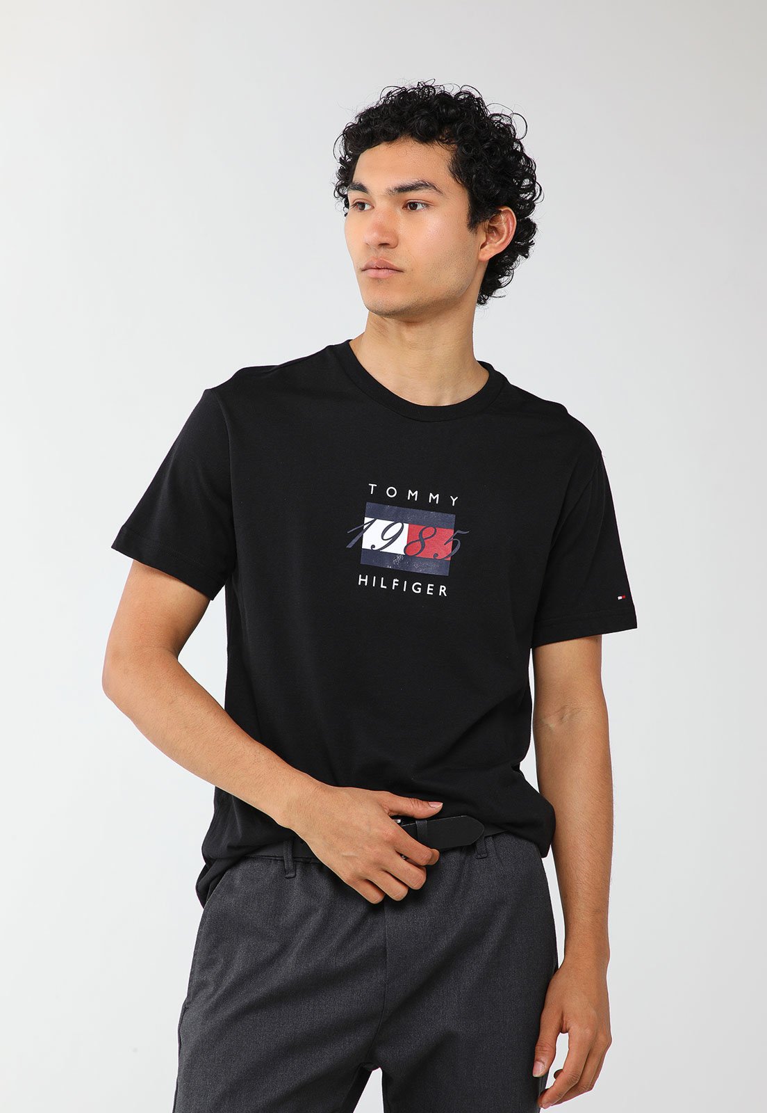 Vista 2 Camiseta Masculina Tommy Hilfiger Linear Flag Preta preto Tommy Hilfiger preto