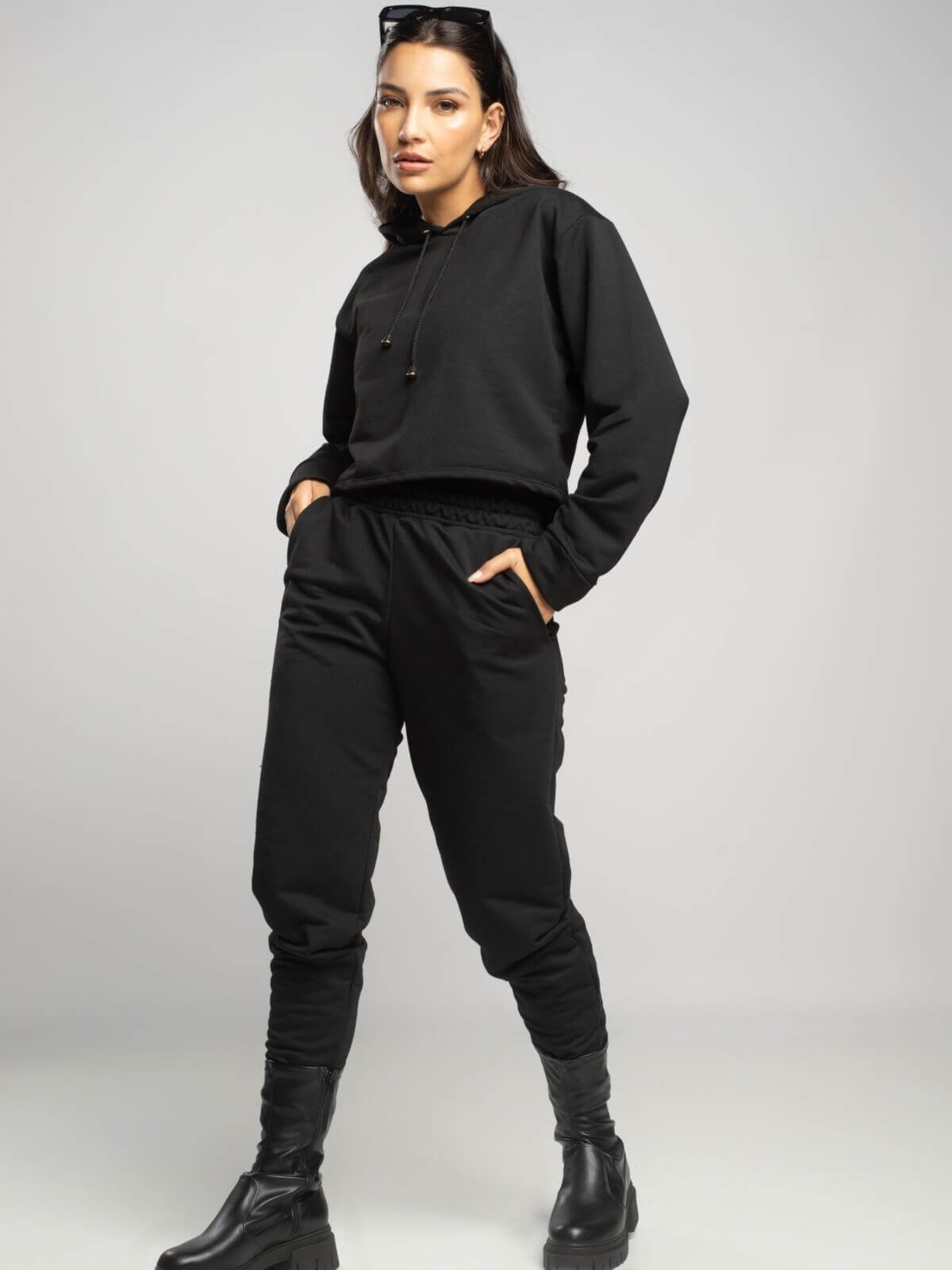 Conjunto Moletinho Feminino Calça Jogger e Casaco Cropped com Capuz Vicbela Preto