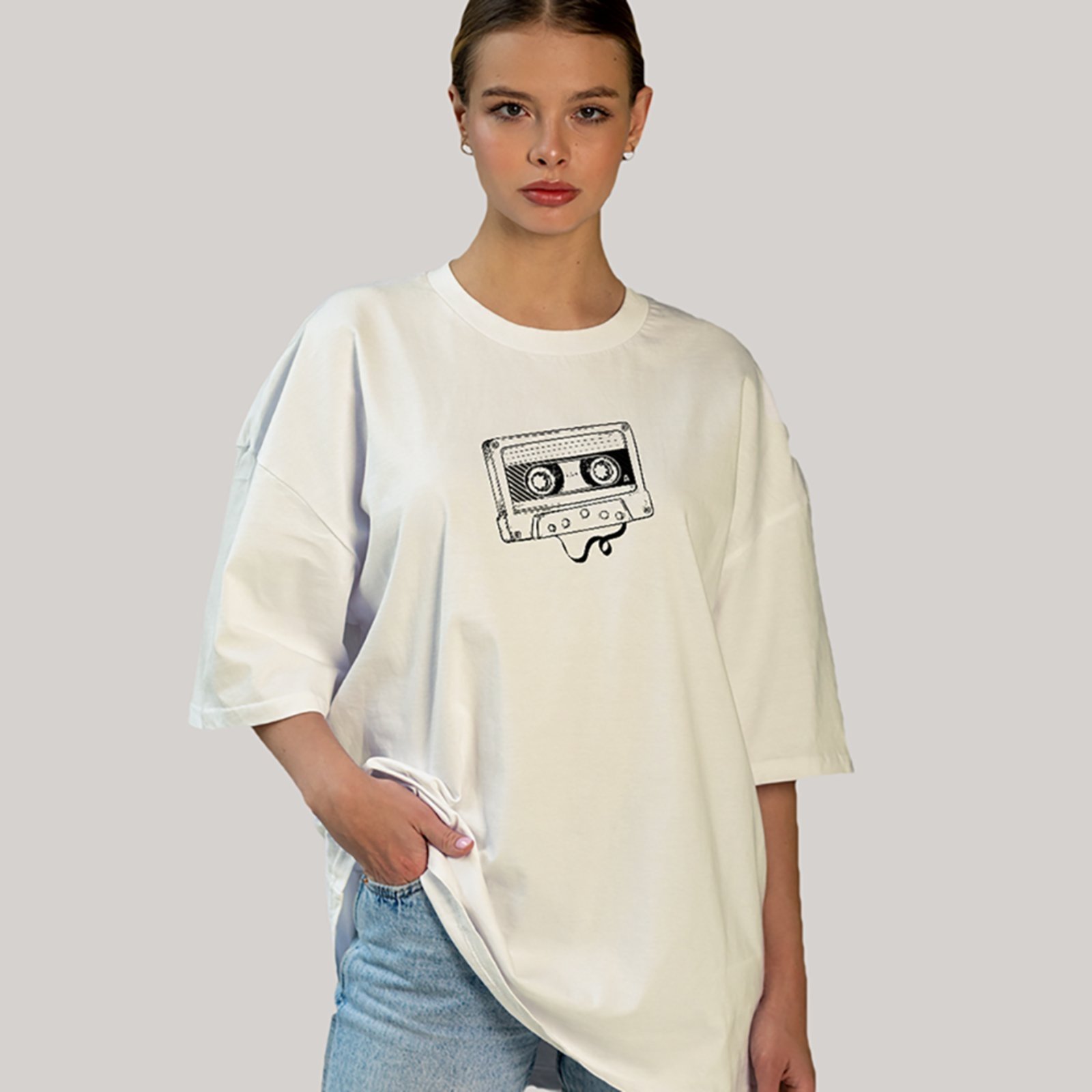Vista 2 Camiseta Ousy Unissex Streetwear Retro Cassette Face Visual Exclusivo Oversized Off White off-white white ousy off-white white