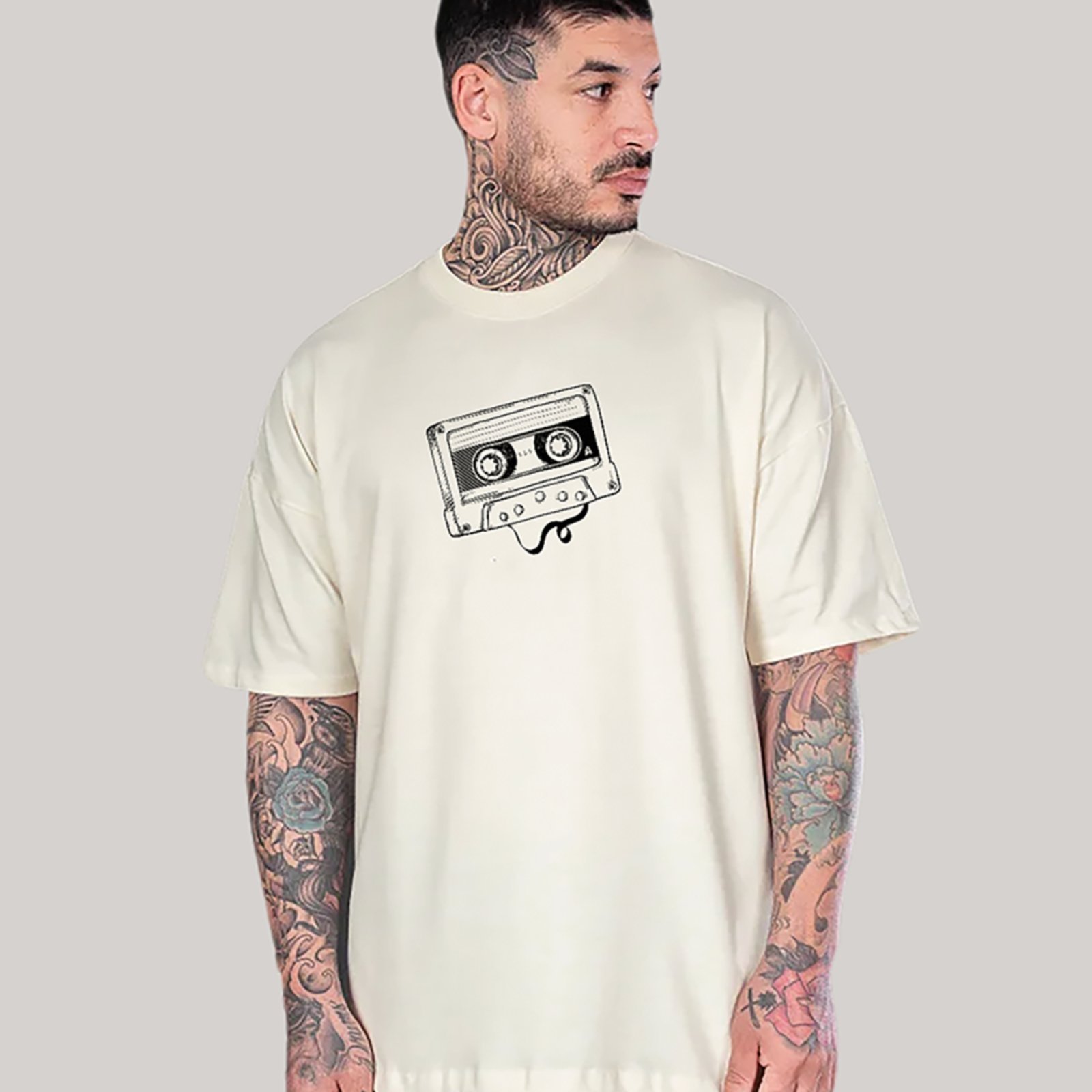 Vista 3 Camiseta Ousy Unissex Streetwear Retro Cassette Face Visual Exclusivo Oversized Off White off-white white ousy off-white white