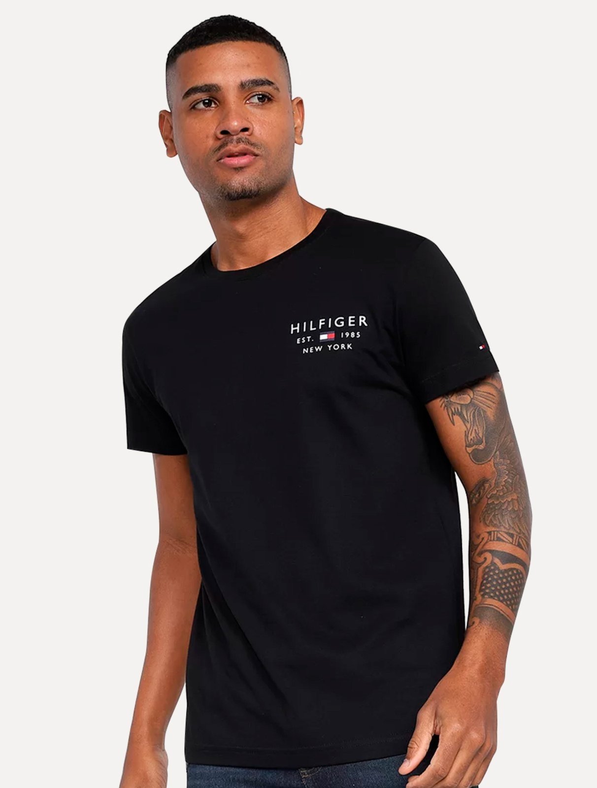 Vista 2 Camiseta Tommy Hilfiger Masculina Brand Love Small Logo Preta preto Tommy Hilfiger preto