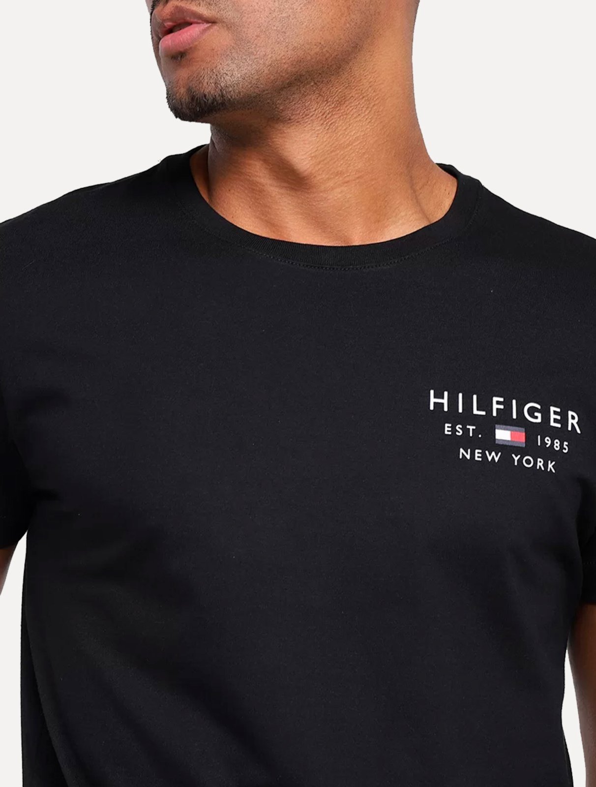 Vista 3 Camiseta Tommy Hilfiger Masculina Brand Love Small Logo Preta preto Tommy Hilfiger preto