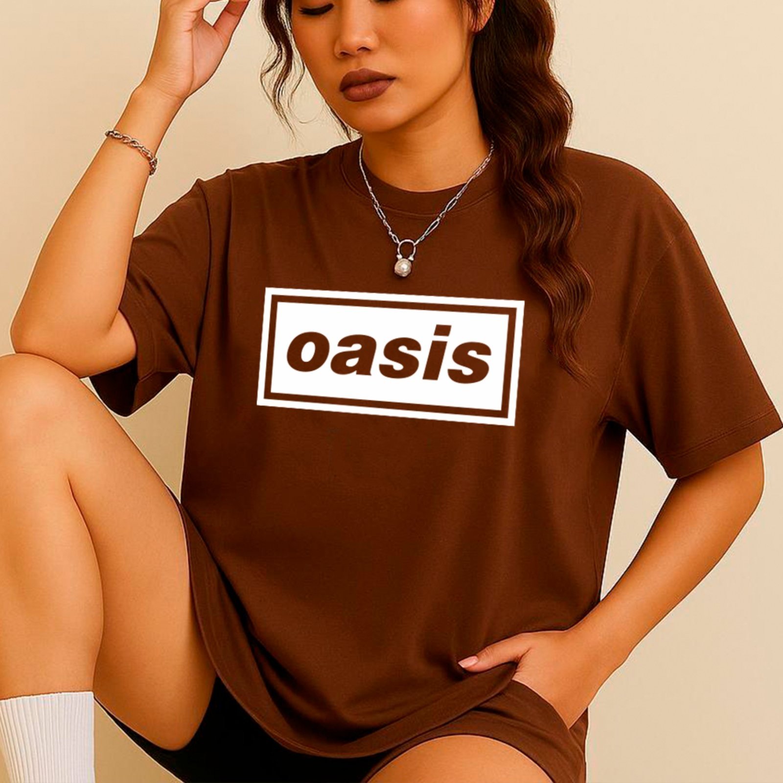 Camiseta Ousy Oversized Oasis Logo Clássico Banda Inglesa Britpop Rock Anos 90 Unissex Marrom